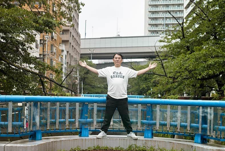 HOUYHNHNM／フイナムさんのインスタグラム写真 - (HOUYHNHNM／フイナムInstagram)「誰もが知っているスポーツでWBCでもあんなに盛り上がったのに、実は世界の競技人口はバスケットボールの10分の1以下という野球。とはいえ観るのもやるのも好きな熱狂的ファンは数多く、「電気グルーヴ」のピエール瀧さんもその１人。  この度、そんな瀧さんがオーナー、監督、選手を務める草野球チーム「ピエール学園」と、“おしゃれな野球好きの部屋”をコンセプトにしたブランド〈タマニワ（TAMANIWA）〉、ストリートブランド〈アップルバム（APPLEBUM）〉が“野球”をテーマにしたトリプルコラボレーションを発表！　  そこで各々の代表者に集まっていただき、肝心のアイテムの説明なんかはそこそこに、大好きな野球の魅力を語っていただきました。  記事は @houyhnhnm_official のプロフィールリンク、FEATUREからご覧ください。  #FASHION #APPLEBUM #TAMANIWA #ピエール学園 #ピエール瀧」6月17日 18時11分 - houyhnhnm_official