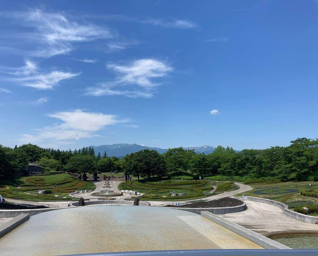 堀下さゆりのインスタグラム：「梅雨の晴れ間。  蔵王の雪は、それでも少しだけ。  初夏、です。  #みちのく湖畔公園」