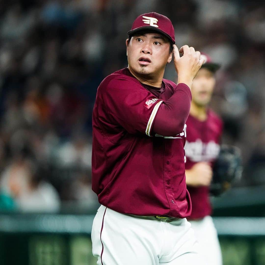 東北楽天ゴールデンイーグルスさんのインスタグラム写真 - (東北楽天ゴールデンイーグルスInstagram)「⚾️  ⚾️G 1-2 E⚾️ 投打がしっかり噛み合って昨日の悔しさを晴らす勝利‼️‼️ 5回に小郷選手が2試合連続となる3号2ラン💥💥 先発の早川選手はプロ初安打と6回1失点の好投で4勝目✨✨ 7回は宋選手、8回は酒居選手が1回無失点👏🏼👏🏼 そして9回は松井裕樹選手が三者連続三振で13セーブ目‼️ 打線では伊藤裕季也選手が3安打猛打賞🔥 浅村選手は今日も2安打で9試合連続安打👍🏼  #鷲が掴む #rakuteneagles #小郷裕哉  #早川隆久 #宋家豪  #伊藤裕季也 #酒居知史  #松井裕樹」6月17日 18時13分 - rakuten_eagles