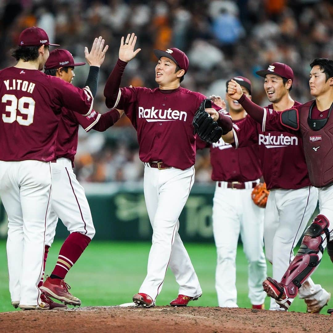 東北楽天ゴールデンイーグルスさんのインスタグラム写真 - (東北楽天ゴールデンイーグルスInstagram)「⚾️  ⚾️G 1-2 E⚾️ 投打がしっかり噛み合って昨日の悔しさを晴らす勝利‼️‼️ 5回に小郷選手が2試合連続となる3号2ラン💥💥 先発の早川選手はプロ初安打と6回1失点の好投で4勝目✨✨ 7回は宋選手、8回は酒居選手が1回無失点👏🏼👏🏼 そして9回は松井裕樹選手が三者連続三振で13セーブ目‼️ 打線では伊藤裕季也選手が3安打猛打賞🔥 浅村選手は今日も2安打で9試合連続安打👍🏼  #鷲が掴む #rakuteneagles #小郷裕哉  #早川隆久 #宋家豪  #伊藤裕季也 #酒居知史  #松井裕樹」6月17日 18時13分 - rakuten_eagles