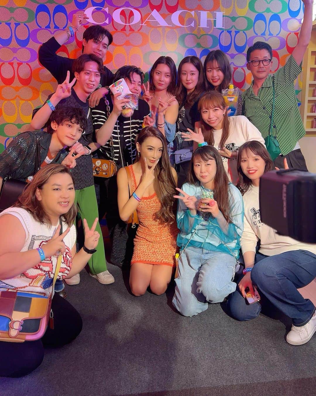 GENKINGさんのインスタグラム写真 - (GENKINGInstagram)「原宿にOPENしたコーチのポップアップ ストアに遊びに行ってきました🌈 私が着てるワンピも鞄もコーチなんだけど、可愛いお洋服も鞄も沢山あって選んでる時間も楽しかった😆✨  8月27日までOPENしてるので、遊びに行ってみてね💋  COACHさん、ありがとうございます❤️🧡💛💚💙💜   【住所】 COACH PLAY HARAJUKU 渋谷区神宮前6-4-1原宿八角館1F 営業時間：11:00～20:00　  @coach_japan @coach #CoachJapan #CoachNY #CoachPride #コーチプレイ #pr」6月17日 18時15分 - _genking_