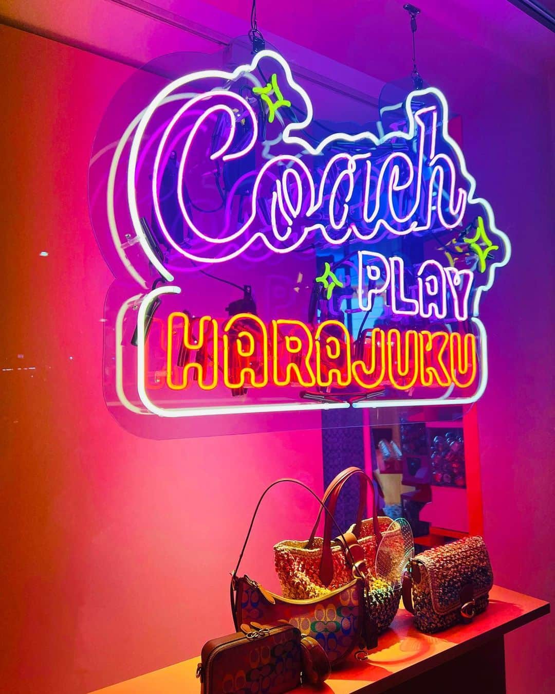 GENKINGさんのインスタグラム写真 - (GENKINGInstagram)「原宿にOPENしたコーチのポップアップ ストアに遊びに行ってきました🌈 私が着てるワンピも鞄もコーチなんだけど、可愛いお洋服も鞄も沢山あって選んでる時間も楽しかった😆✨  8月27日までOPENしてるので、遊びに行ってみてね💋  COACHさん、ありがとうございます❤️🧡💛💚💙💜   【住所】 COACH PLAY HARAJUKU 渋谷区神宮前6-4-1原宿八角館1F 営業時間：11:00～20:00　  @coach_japan @coach #CoachJapan #CoachNY #CoachPride #コーチプレイ #pr」6月17日 18時15分 - _genking_