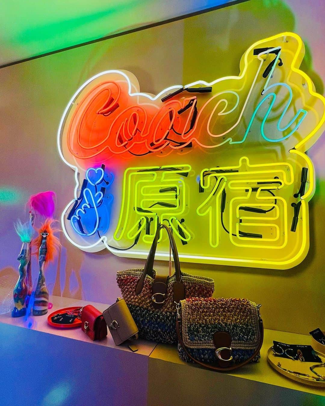 GENKINGさんのインスタグラム写真 - (GENKINGInstagram)「原宿にOPENしたコーチのポップアップ ストアに遊びに行ってきました🌈 私が着てるワンピも鞄もコーチなんだけど、可愛いお洋服も鞄も沢山あって選んでる時間も楽しかった😆✨  8月27日までOPENしてるので、遊びに行ってみてね💋  COACHさん、ありがとうございます❤️🧡💛💚💙💜   【住所】 COACH PLAY HARAJUKU 渋谷区神宮前6-4-1原宿八角館1F 営業時間：11:00～20:00　  @coach_japan @coach #CoachJapan #CoachNY #CoachPride #コーチプレイ #pr」6月17日 18時15分 - _genking_