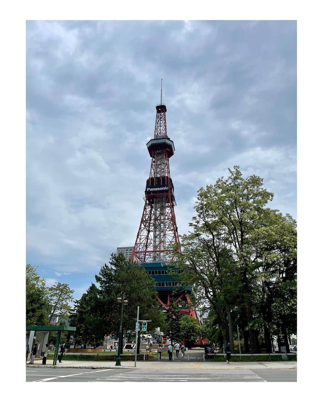 吉田健悟さんのインスタグラム写真 - (吉田健悟Instagram)「ローカル感と人情溢れる街 函館 　 　 人生初のザリガニ釣り 釣果ゼロ 川にサングラスは落とす（見つからず） 　 　 日頃の私のポンコツぶりを北の地でも披露してしまいました。 街で声をかけて下さった皆様！とても嬉しかったです。情報を下さった皆様にも感謝！ 　  肌寒い地域だけど、皆心暖かい。一生忘れられない日々。 　 　 奇跡的に喧嘩もせず、旅を終えられました。 大ポンコツ添乗員の次の目標は、母をアメリカに連れて行くことです。 　  もっとビッグになってまた来ます！ありがとう、北海道！ 　 　 おわり 　  #函館」6月17日 18時24分 - kennenperm