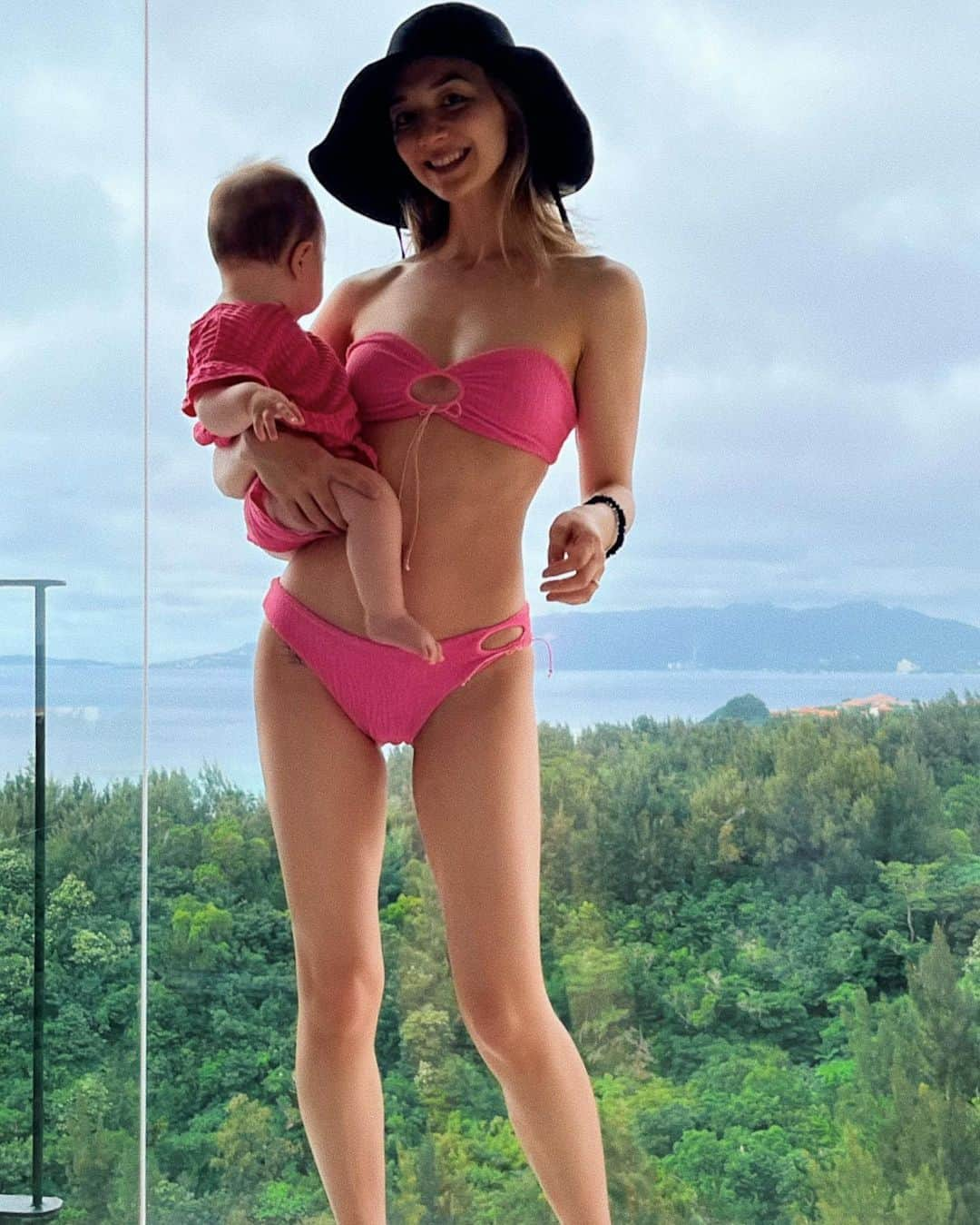 Chiyono Anneさんのインスタグラム写真 - (Chiyono AnneInstagram)「The Bikini Set in Bubblegum🩷 and Boat Neck Suit in Navy. 私と母が実際旅行中に愛用している写真はスクロールして見てね🏝️  「表面のテクスチャーが程よくボディラインをぼやかしてくれるので、ぴったりフィットしていても気にならないわ」と、母が言っていました☺️  両方とも、バストパッド入りです✨  #チヨノアン #complexioncollection #chiyonoanne #swimwear2023」6月17日 18時27分 - chiyono_anne