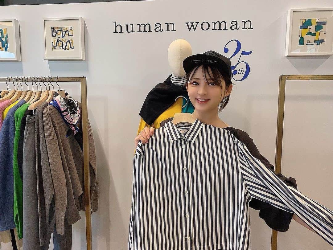 鈴木咲さんのインスタグラム写真 - (鈴木咲Instagram)「@humanwoman_official さんの展示会にお邪魔した時のお写真🫶🏻  フレンチカジュアルで可愛い服が多すぎて目移りしてしまった🤦‍♀️ 今回はこのストライプのシャツとネイビーのウールベストを注文したよ！  そしてスタッフさんにゲーム女子がいてゲームの話も出来て楽しかったです🎮 是非スト6も遊んで下さい…！！w  #humanwoman #展示会」6月17日 18時28分 - sakisuzuki1103