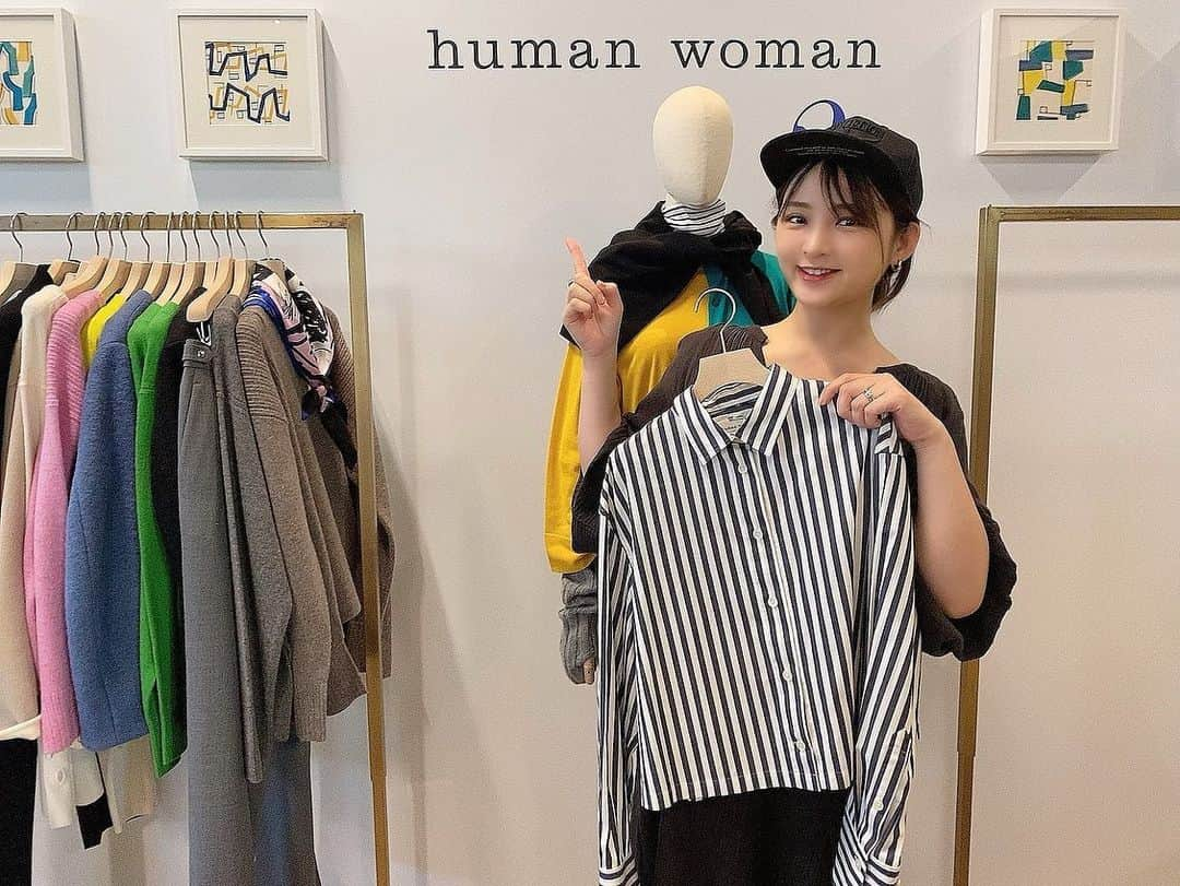 鈴木咲のインスタグラム：「@humanwoman_official さんの展示会にお邪魔した時のお写真🫶🏻  フレンチカジュアルで可愛い服が多すぎて目移りしてしまった🤦‍♀️ 今回はこのストライプのシャツとネイビーのウールベストを注文したよ！  そしてスタッフさんにゲーム女子がいてゲームの話も出来て楽しかったです🎮 是非スト6も遊んで下さい…！！w  #humanwoman #展示会」