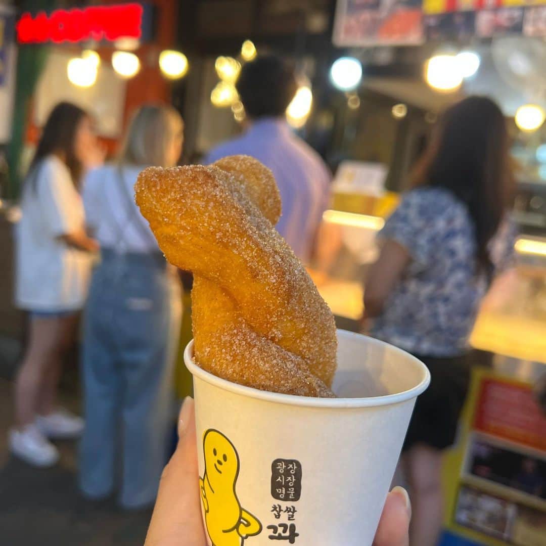 久代萌美さんのインスタグラム写真 - (久代萌美Instagram)「☺︎ たくさん食べた旅の記録載せていきます  美味しかったもの 揚げパン 広蔵市場  #韓国旅行 #韓国グルメ #クァベギ #さくさくもちもち #大行列」6月17日 18時31分 - kushiro_moemi