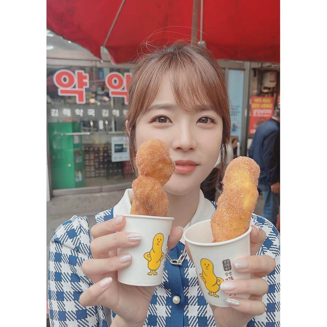 久代萌美のインスタグラム：「☺︎ たくさん食べた旅の記録載せていきます  美味しかったもの 揚げパン 広蔵市場  #韓国旅行 #韓国グルメ #クァベギ #さくさくもちもち #大行列」