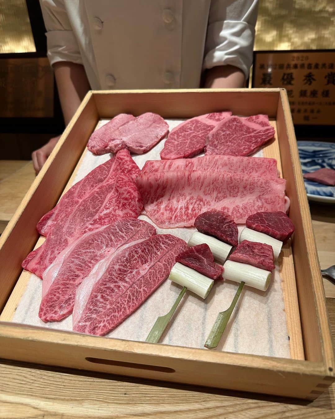 大薮未来さんのインスタグラム写真 - (大薮未来Instagram)「姉と銀座の焼肉屋さんに〜〜♡  どのお肉も本当に美味しかったです✨ 一枚一枚丁寧に焼いてくださり、色んな部位のお肉を頂きました♡  贅沢な幸せディナーでした〜！！🤍  #銀座ディナー  #雪月花 #雪月花銀座  #焼肉ディナー」6月17日 18時31分 - miku_ohyabu