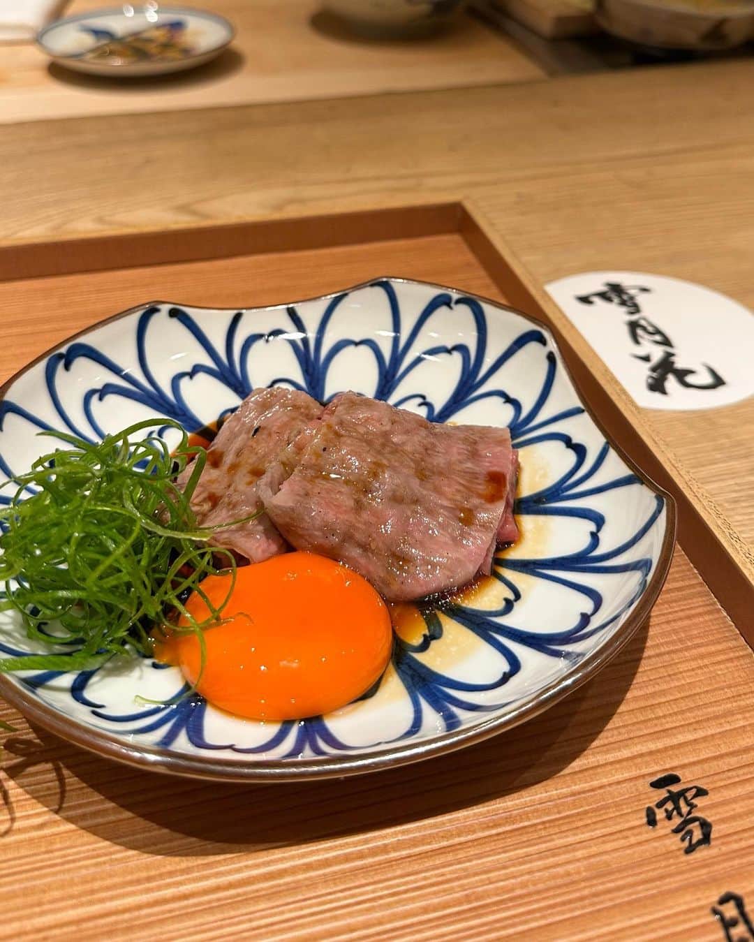 大薮未来さんのインスタグラム写真 - (大薮未来Instagram)「姉と銀座の焼肉屋さんに〜〜♡  どのお肉も本当に美味しかったです✨ 一枚一枚丁寧に焼いてくださり、色んな部位のお肉を頂きました♡  贅沢な幸せディナーでした〜！！🤍  #銀座ディナー  #雪月花 #雪月花銀座  #焼肉ディナー」6月17日 18時31分 - miku_ohyabu
