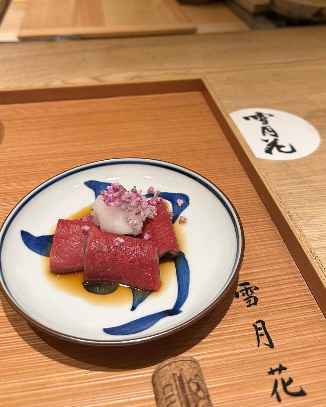 大薮未来さんのインスタグラム写真 - (大薮未来Instagram)「姉と銀座の焼肉屋さんに〜〜♡  どのお肉も本当に美味しかったです✨ 一枚一枚丁寧に焼いてくださり、色んな部位のお肉を頂きました♡  贅沢な幸せディナーでした〜！！🤍  #銀座ディナー  #雪月花 #雪月花銀座  #焼肉ディナー」6月17日 18時31分 - miku_ohyabu