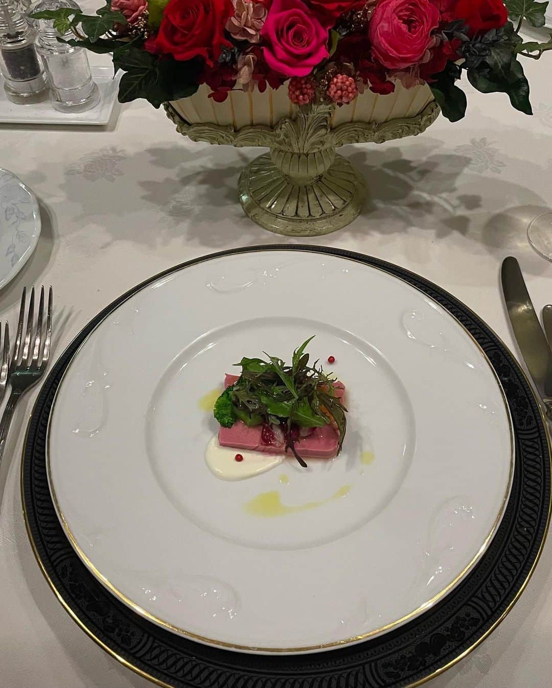 あだちまみさんのインスタグラム写真 - (あだちまみInstagram)「.  お誕生日祝いで すてきなディナーに招待 していただきました🍴🎂  貴族が晩餐するようなお店 でした笑☺️❤️  とっても美味しかった♡  #本日のコーデ#outfit #ポートレート#撮影 #撮影モデル#関西被写体#インフルエンサー #ビジネス#副業#事業#女性企業#美容 #ビジョビ#ビジョスタ#女性経営者」6月17日 18時31分 - mamio0524