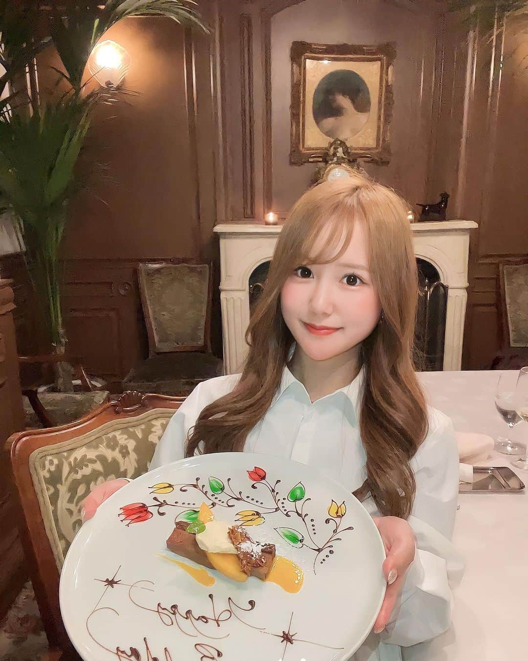あだちまみさんのインスタグラム写真 - (あだちまみInstagram)「.  お誕生日祝いで すてきなディナーに招待 していただきました🍴🎂  貴族が晩餐するようなお店 でした笑☺️❤️  とっても美味しかった♡  #本日のコーデ#outfit #ポートレート#撮影 #撮影モデル#関西被写体#インフルエンサー #ビジネス#副業#事業#女性企業#美容 #ビジョビ#ビジョスタ#女性経営者」6月17日 18時31分 - mamio0524