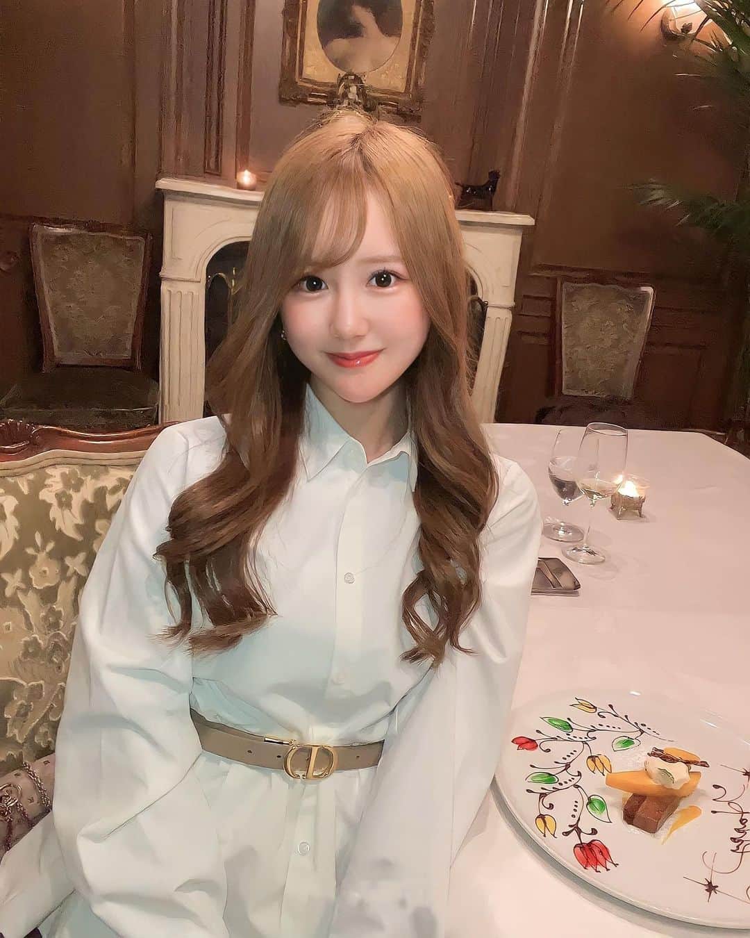 あだちまみのインスタグラム：「.  お誕生日祝いで すてきなディナーに招待 していただきました🍴🎂  貴族が晩餐するようなお店 でした笑☺️❤️  とっても美味しかった♡  #本日のコーデ#outfit #ポートレート#撮影 #撮影モデル#関西被写体#インフルエンサー #ビジネス#副業#事業#女性企業#美容 #ビジョビ#ビジョスタ#女性経営者」