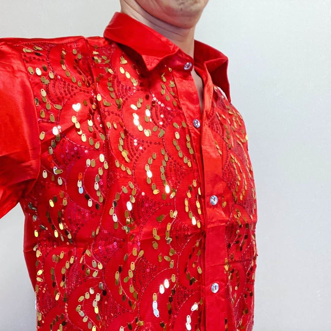桂春雨さんのインスタグラム写真 - (桂春雨Instagram)「7月22日14時開演『第5回 花詩歌タカラヅカ in YOKOHAMA』の『プチEXCITER!!2023』で使おうと、通販で赤いスパンコールシャツを購入してしましました。これで、フィナーレは一気に盛り上がりそうです。 関東方面のみなさま、ぜひ観にいらしてください。  にぎわい座までチケットを買いに行けないという方は、チケット取り置き致しますので、下記メールアドレスまでご連絡ください。  ※緊急連絡先をお書き添え下さい  問合せ・予約(座席はお選びいただくことが出来ません) hanatakarevue@yahoo.co.jp  #赤 #スパンコール #シャツ #花詩歌 #タカラヅカ#エキサイター #衣装 #横浜 #にぎわい座 #なりきり #宝塚 #ショー #仮面のロマネスク」6月17日 18時32分 - harusamek