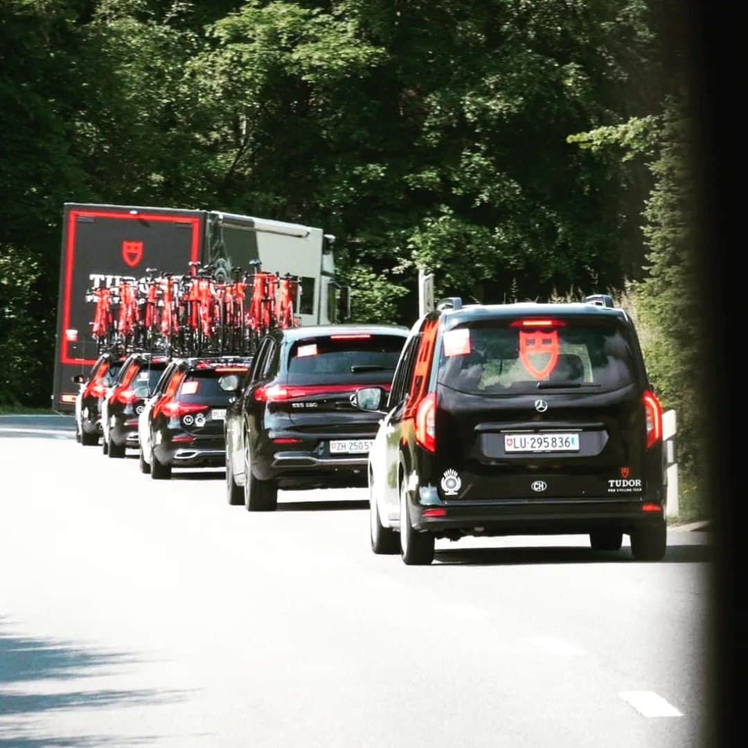 ファビアン・カンチェラーラのインスタグラム：「After careful consideration and talking to both riders and staff, the team decided not to continue racing this year‘s Tour de Suisse untill to the end. Under these difficult circumstances we feel it is the human way to respect the feelings of our team members and pay respect to Gino.  #swiss #human #performance #magliarosa #borntodare」