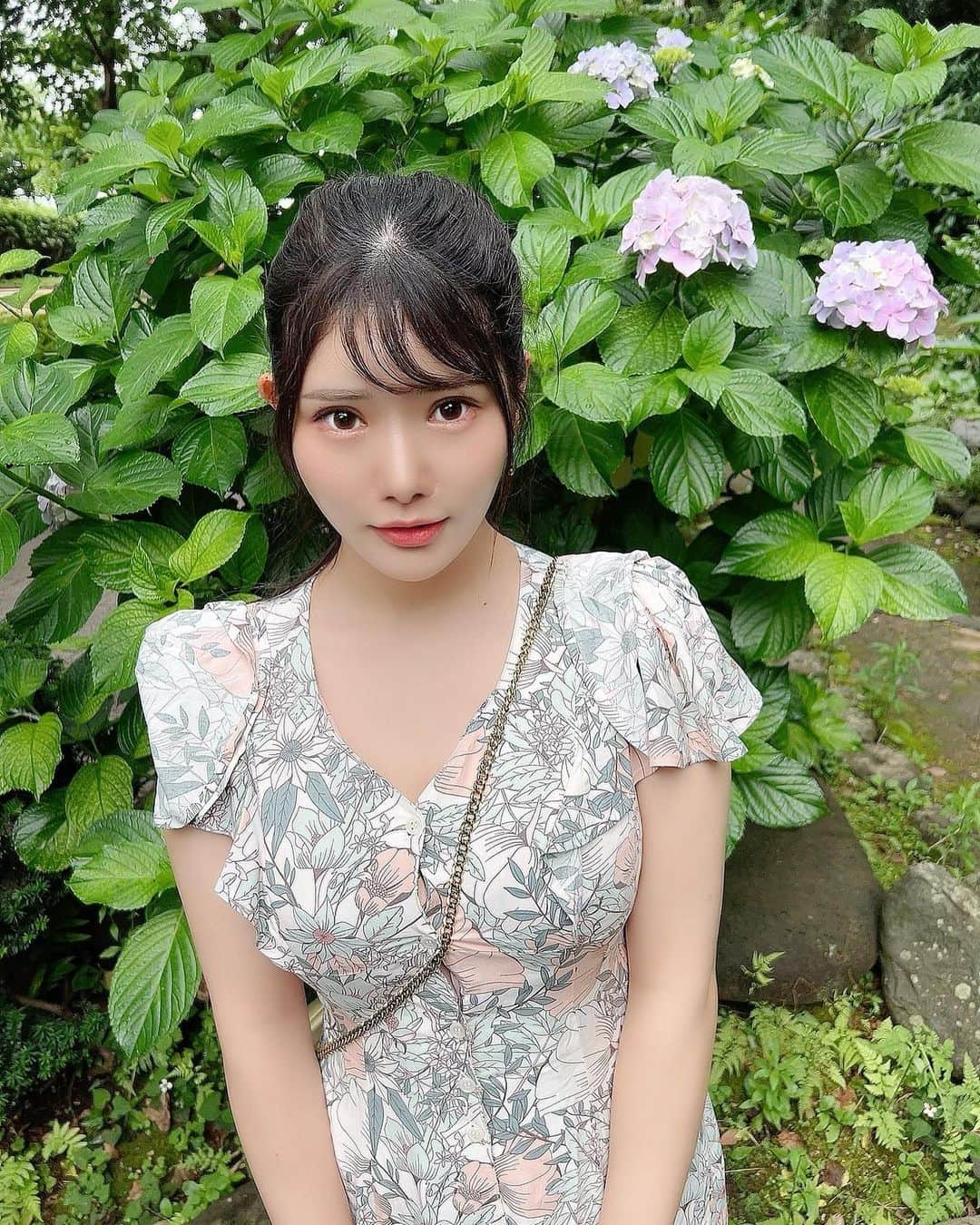 のインスタグラム：「紫陽花と茉日☔️  #インスタグラビア　#instalove #follow #グラビア #扎心了 #like #tokyo #ootd #style #photo  #love #instagravure #맞팔  #东京 #model #Japanesegirl #photooftheday #tbt #igers #instadaily」