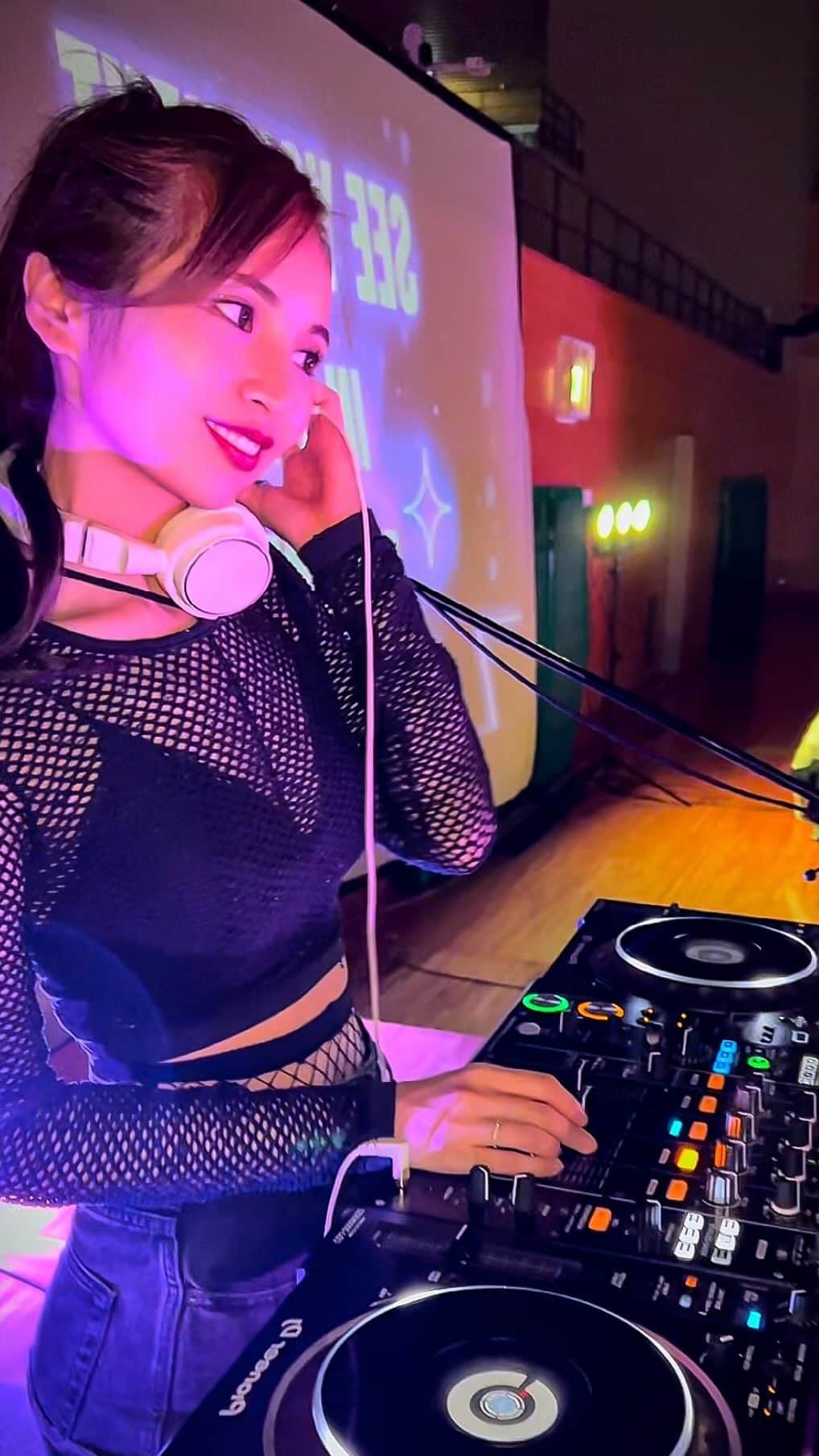のインスタグラム：「久々にアミアミ着てイケイケなDJした🤭 アゲ曲はやっぱり楽しいね！  #dj #djing #dj動画 #partydj #djlifestyle #coyoteugly」