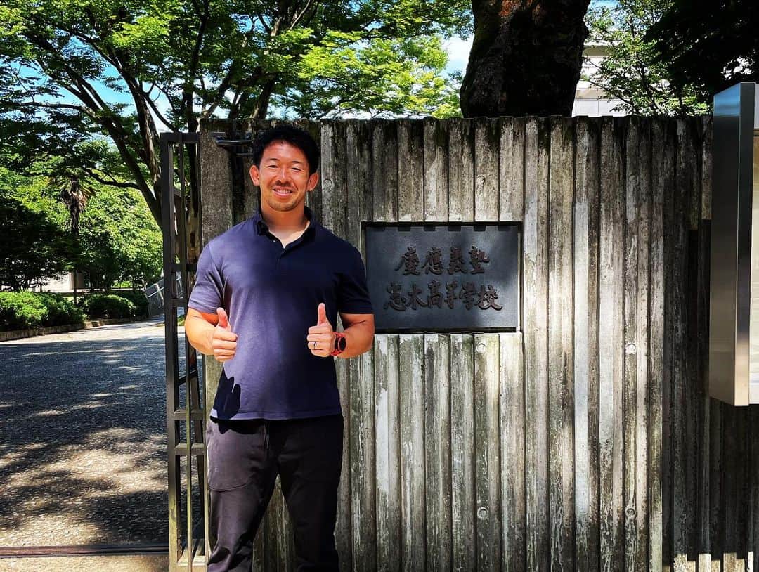 村田毅さんのインスタグラム写真 - (村田毅Instagram)「3週間の教育実習が本日修了しました。 学校は母校、慶應義塾志木高等学校。  自分が卒業して16年。その頃に生まれた生徒達と過ごす日々にも、昔と変わらない自由闊達な校風がそこにはあって、教員という立場で過ごす時間もまた魅力的でした。 なにより楽しかった。 試験前の忙しい時期にも関わらず快く受け入れて下さった学校には感謝の気持ちでいっぱいです🙌  そして、この期間は横浜の実家で過ごしていました。久しぶりに両親と過ごす日々。あの頃と同じ、2時間近くを毎日往復するというのもなかなか乙でした。特に母には毎朝お弁当も作ってもらい、何から何まで学生の頃さながらに甘えてしまってました🙏でもなんだかその時間がまた尊くて、自分はいつまで経ってもこの人達の子どもなんだなぁってしみじみ。そしてこれからまた父親モードな日々に戻っていきます🚄 楽しかった😄 3週間ありがとうね☀️  #教育実習 #慶應義塾志木高等学校  #保健体育 #ほぼ体育 #実家暮らし #ゆでたまごにいつも顔 #感謝」6月17日 18時36分 - tsuyoshimurata1215