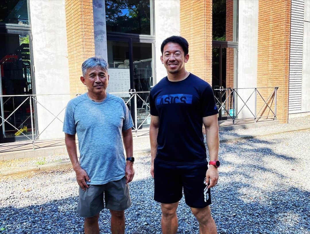 村田毅さんのインスタグラム写真 - (村田毅Instagram)「3週間の教育実習が本日修了しました。 学校は母校、慶應義塾志木高等学校。  自分が卒業して16年。その頃に生まれた生徒達と過ごす日々にも、昔と変わらない自由闊達な校風がそこにはあって、教員という立場で過ごす時間もまた魅力的でした。 なにより楽しかった。 試験前の忙しい時期にも関わらず快く受け入れて下さった学校には感謝の気持ちでいっぱいです🙌  そして、この期間は横浜の実家で過ごしていました。久しぶりに両親と過ごす日々。あの頃と同じ、2時間近くを毎日往復するというのもなかなか乙でした。特に母には毎朝お弁当も作ってもらい、何から何まで学生の頃さながらに甘えてしまってました🙏でもなんだかその時間がまた尊くて、自分はいつまで経ってもこの人達の子どもなんだなぁってしみじみ。そしてこれからまた父親モードな日々に戻っていきます🚄 楽しかった😄 3週間ありがとうね☀️  #教育実習 #慶應義塾志木高等学校  #保健体育 #ほぼ体育 #実家暮らし #ゆでたまごにいつも顔 #感謝」6月17日 18時36分 - tsuyoshimurata1215
