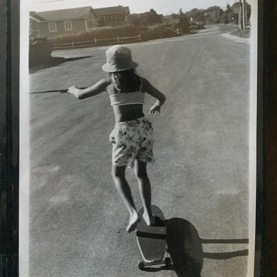 のインスタグラム：「She was the bravest, The strongest,  Independence was her favorite word, Help was not in her vocabulary, These were qualities that made her proud, that made her feel special.  But one day the sun rose and shone the truth.  She had forgotten how To breathe,  Blurred vision, light headed She was walking on clouds, not sure she was here on this planet or there already looking for a reincarnation.  The veil uncovered. Pain discovered.  She had to. She .. had to. She ... had to. Independence and strenght was the armour and shield she had to wear to survive. Shaken, frozen, she took that little girls hand and showed her the way. She was safe now.」