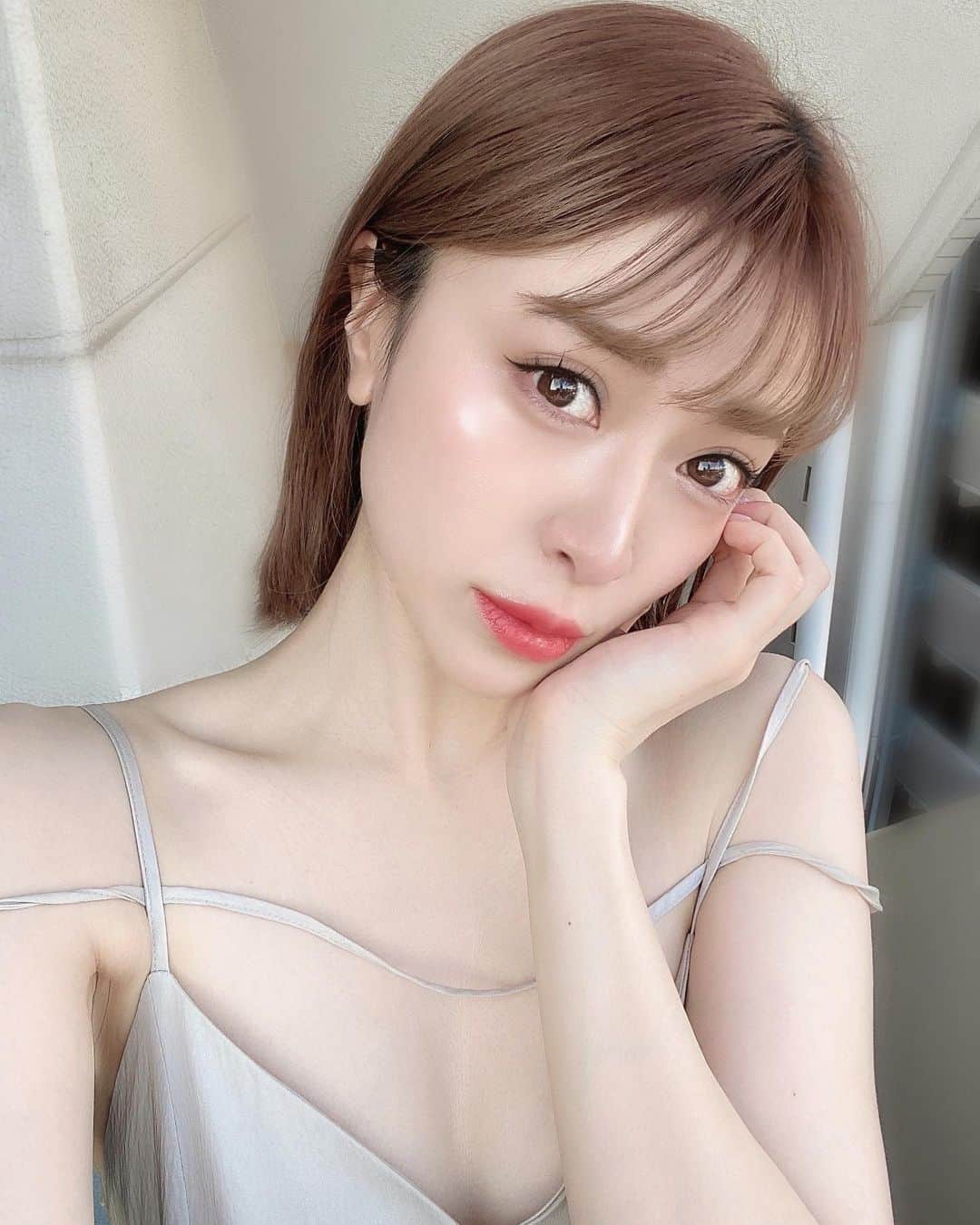 新部宏美のインスタグラム：「ちゅるちゅるなツヤ肌メイク😘  ✔︎TIRITR MY GLOW HIGHLIGHTER 🌷 （マイグロウハイライター)   素肌が輝いているような自然な肌ツヤに👶🏻 オススメすぎるコスメ🫶🏻  カラーバリーエーションは豊富な４種類展開🌈 ・AMPOULE ・SHIMMER ・ROSYBEAM ・LILYFUL  今回はROSYBEAMを使ってみたよ♥ 最近韓国コスメ使用率高いかも💕」