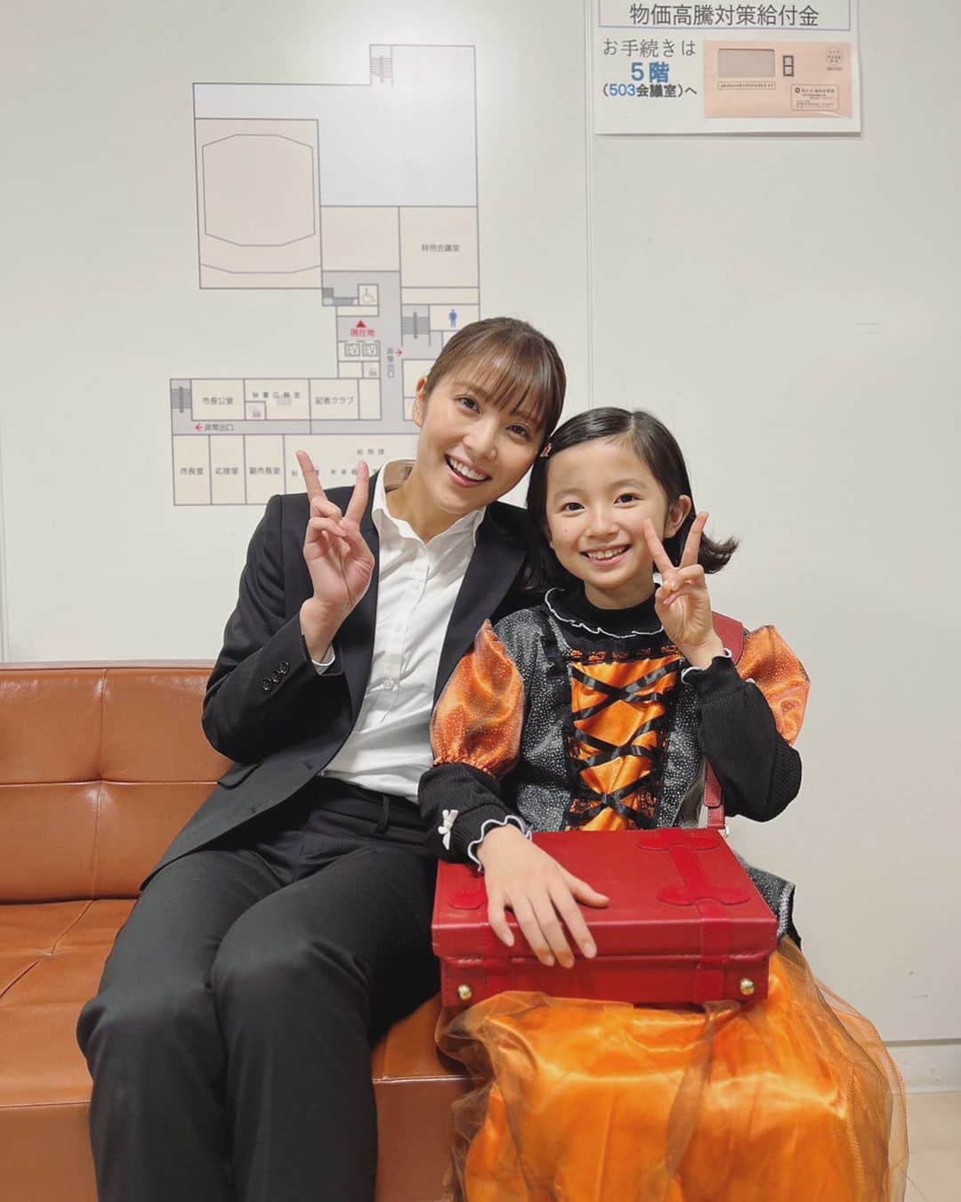 のインスタグラム：「本日この後22:00〜NTV「Dr.チョコレート」第9話🍫 本編では見られない唯と薮下の仲良しショット🥰 会うとれんれーん！って呼びながらぎゅーってハグしてくれるのあちん。。 本当に愛おしくてたまらないです🥹 今夜もどうぞお楽しみに！ そして放送後にはhuluオリジナルストーリー第2話も配信されます！ ぜひチェックしてください💫」