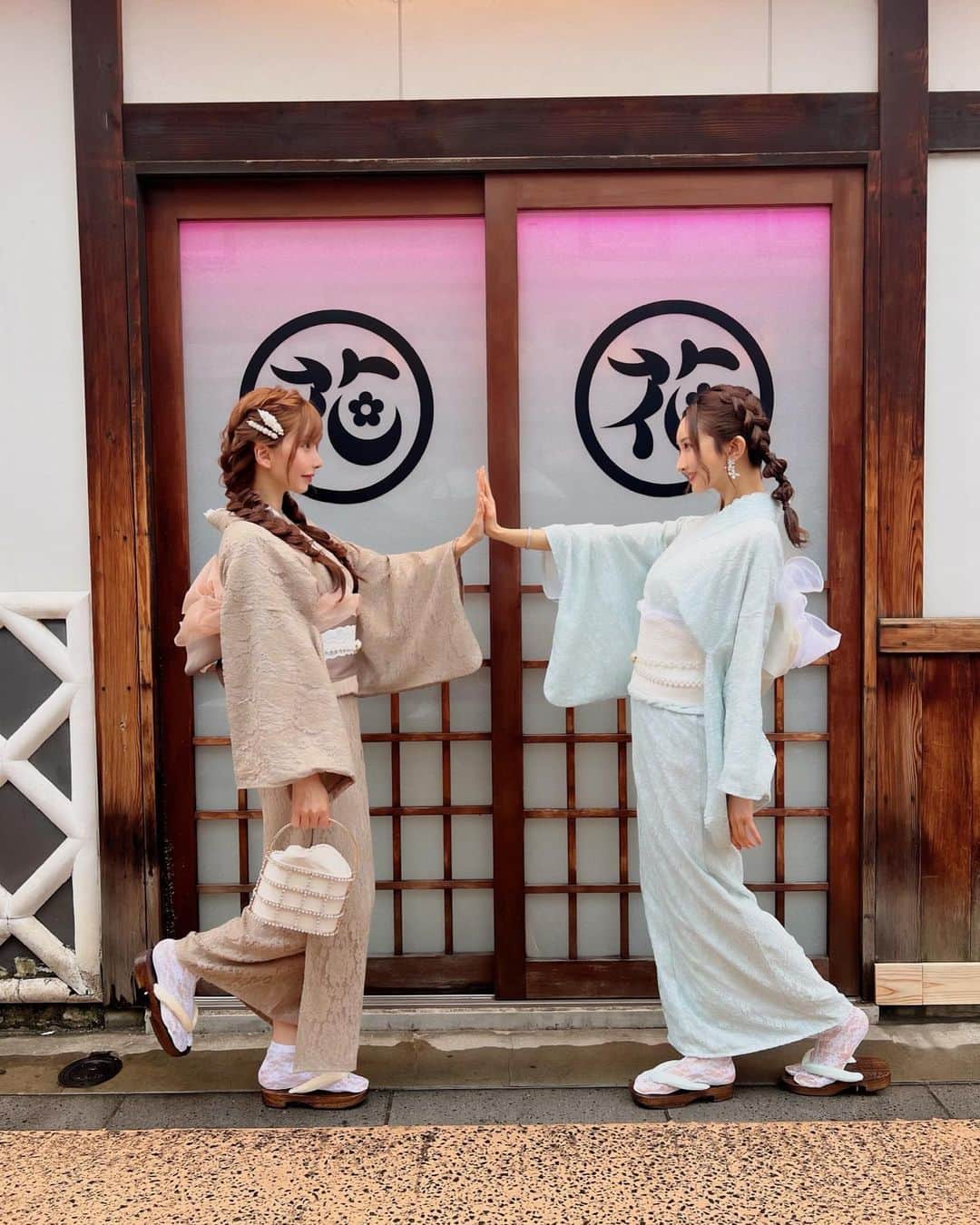 メイサさんのインスタグラム写真 - (メイサInstagram)「🫶仲良し🫶  珍しく可愛い系の レース浴衣を着用して浅草を練り歩きました🚶‍♀️ 新鮮で楽しかった〜🩵  #新作浴衣#レース浴衣#浅草#食べ歩き#愛川みれい#メイサ#仲良し#獅子座#夏祭り#浴衣女子 #女子会 #sugar #シュガー #jewels #ジュエルズ#japaneseculture #셀카#셀카그램#攝影#旅遊攝影」6月17日 18時45分 - meisa_0728