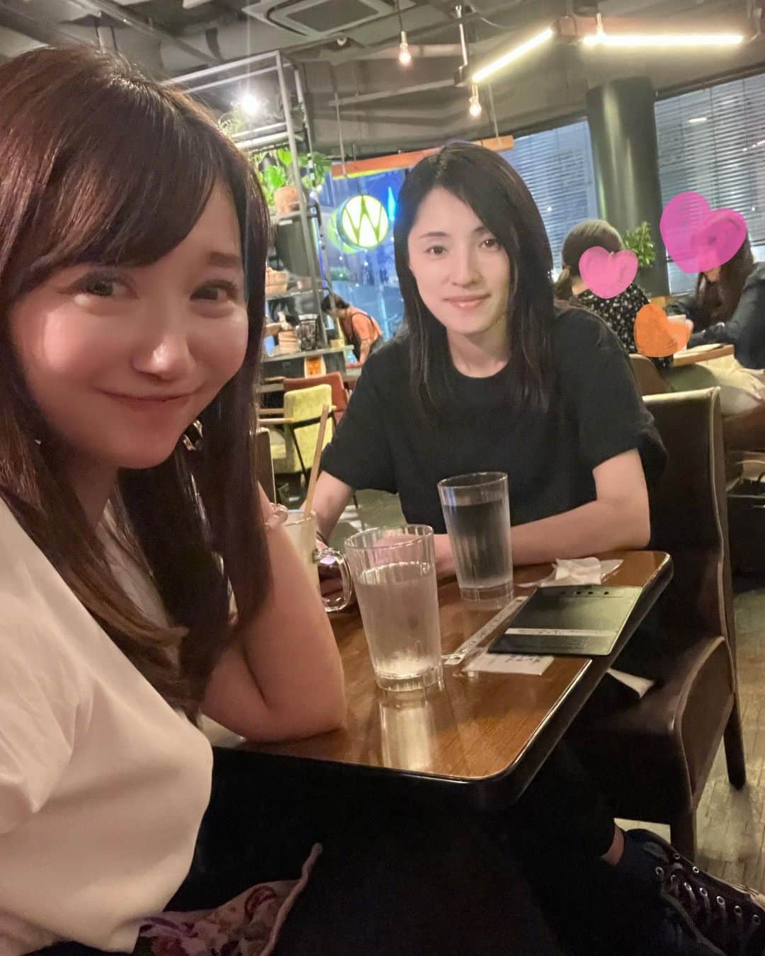 のインスタグラム：「約一年ぶりに会えた❤️ モノモノでお世話になってた美人スタッフのむつみん❣️ 10年以上お仕事ご一緒だったので、私の好みも性格も全て把握してくれてて。。。 お店セレクトから何から何まで愛を感じました🥹❤️  一軒目が時間制だったので、懐かしのカフェに行って、あっという間の約5時間。 溜まっていた一年分のお話をしました💫  そして、お誕生日プレゼントまで🎁 フェイラーの苺のメッシュポーチ🍓 めちゃくちゃ可愛い🥹💕💕💕 早速愛用しています❤️ バッグの中がどんどん苺まみれになって幸せ〜🍓🫧  しばらく会わなくても、昨日の続きのようにお話が出来る関係って素敵よね🫧  あー。楽しかったー🥰  #feiler」