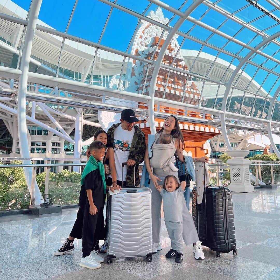 Jennifer Bachdimのインスタグラム：「We are THIS excited for our Europe trip!!! ❤️ #teamBachdim  . . Our morning was quiet chaotic! Kenji felt sick, our electricity wasn’t working, laundry and packing had yet to be done.. buuuuut at the end we did it!! We left 1 1/2h later than we’ve planned but nonetheless we arrived safely at the airport. 🙏🏼 Here we go ✈️ London, Paris and Schottland ✨」