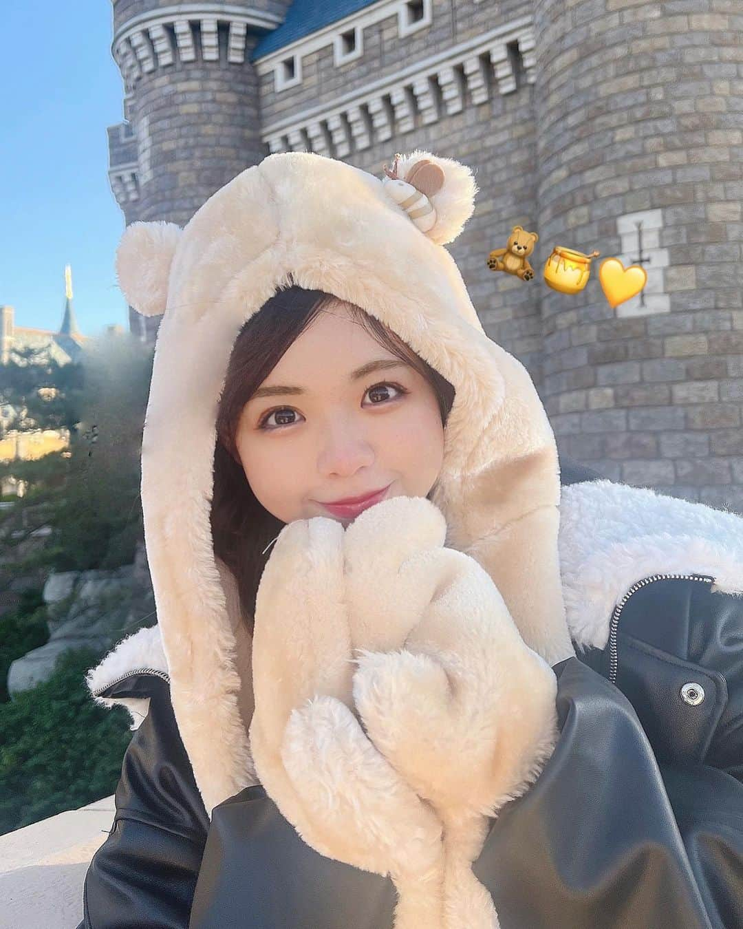 宮里莉羅のインスタグラム：「ディズニーランド🧸🍯 珍しくカチューシャじゃなかったとき！  #ディズニーランド#ディズニーコーデ#ディズニーグッズ#プーさんグッズ#02년생 #follow#followme#f4f#likeforlike#follow4follow#fyp#instagood#japanesegirl#instalike#selfie#ootd」