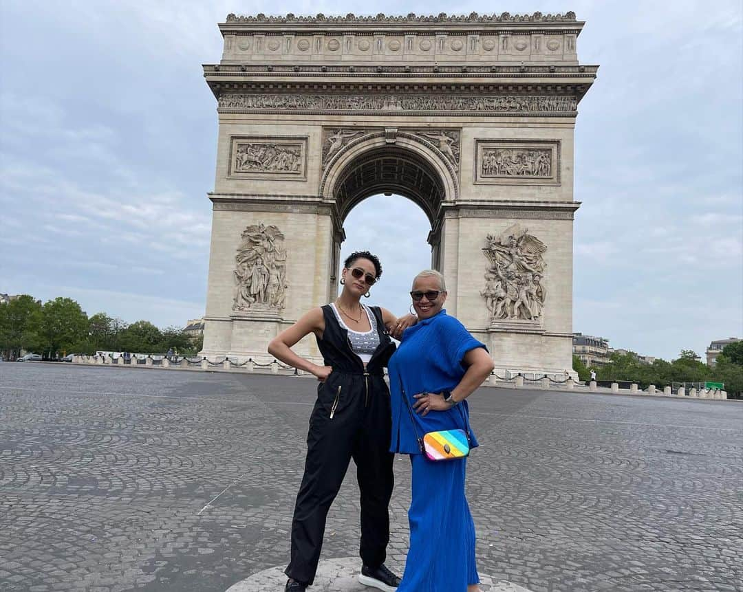 ナタリー・エマニュエルさんのインスタグラム写真 - (ナタリー・エマニュエルInstagram)「Une mére et son bébé à Paris 🥰」6月17日 19時02分 - nathalieemmanuel