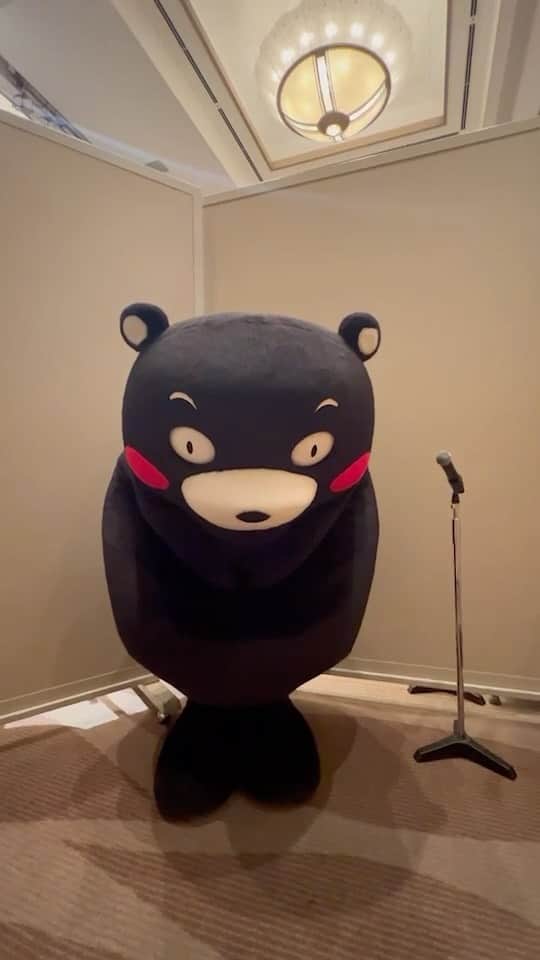 のインスタグラム：「． とあるお仕事前のくまモン🐻 素敵な演奏🎶に合わせて マイク🎤に近づきますが…😅  最後はなぜかご満悦の様子💁🏻‍♀️🤔  #くまモンは歌担当❓ #マイクの向きが絶妙に違う🎤 #素敵な演奏  #くまモン#kumamon#熊本熊」