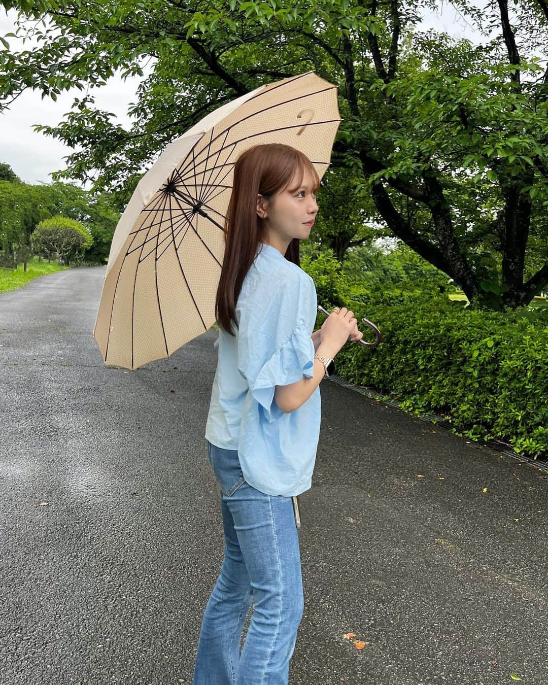 はやめいさんのインスタグラム写真 - (はやめいInstagram)「🐻‍❄️  雨の日のお散歩 🌧  娘の傘をはじめて買ったので 長靴を履いてお散歩しました ！  お姉さん気分なのか とても嬉しそうでした 🥹 ♡ 笑  🤍🤍🤍  娘とリンクコーデをするのに 最近はブルーを選びがちです 💎  tops @classicalelf_official   2wayで着られるお洋服です ♡  #クラシカルエルフ#classicalelf#エルフコーデ #こども #こどものいる生活 #シングルマザー#シンママ#シンママライフ #こどものいる暮らし#キッズ #ママスタグラム#２歳4ヶ月 #むすめふく#プチプラコーデ#mamagirl #ママファッション#ママコーデ #親子服#親子コーデ」6月17日 18時53分 - haya.mei
