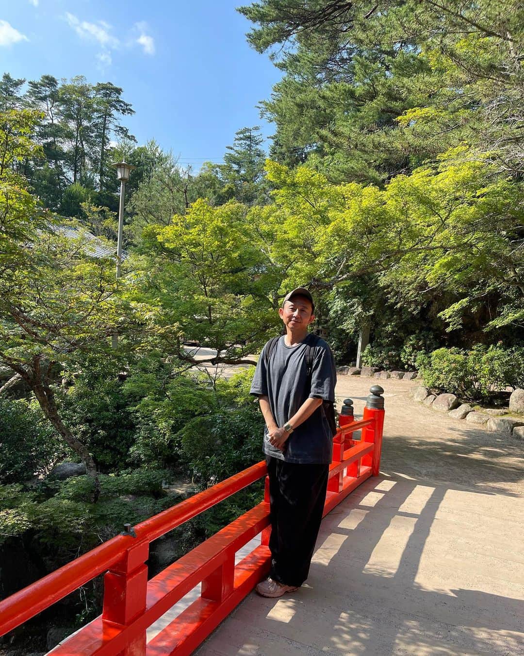 のインスタグラム：「オバショット。 小さな橋は、オバの橋 日焼けクリーム忘れて後悔の有吉おばさん。 赤橋のように顔が赤くなったかしら。。」