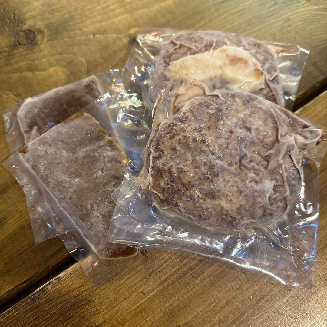 朝桐光さんのインスタグラム写真 - (朝桐光Instagram)「⭐️オリジナル玉ねぎソースで食べるハンバーグステーキ⭐️  北海道産原材料99％（内十勝産87.5％）使用した安心で安全な贅沢ハンバーグ✨ 研究を重ねた黄金比率からなる溢れる旨味と肉汁をご家庭で十勝産の玉葱とニンニクで作ったオリジナルソース✨ 湯煎で15分で簡単にお店の味がお楽しみいただけます🎶  ネットでGetしてみました☺️  ハンバーグって焼くのが面倒くさい、、、  だけどこの商品は湯煎で食べれるという簡単さ✨  味はちゃんと食べる前に焼くより落ちるのかなぁ？ とか思ったけど全然そんなことないんだよね🥰  めっちゃジューシーで美味しい👍✨  タレも私好みの玉ねぎソース❤️  時間がないときに本当助かる商品✨✨✨  ３枚目の写真、、、  時間なくてこんな感じで食べたけど、気軽に食べれるハンバーグって感じでよくない？  白米とこれで十分でしょ👍✨  忙しくて時間ないけど美味しいハンバーグをお家で食べたい女性、料理が苦手な男性などに本当におすすめ✨  サイトには他にも商品があるのでみてみてね🎶  私は次違うの買ってみようかなぁーん🎶🎶🎶  PR @easy_craft_hamburg  #easy_ craft_hamburg #easydiner7026 #北海道ハンバーグ #グルテンフリーハンバーグ #お取り寄せハンバーグ #十勝ハンバーグ #通販グルメ #お取り寄グルメ  商品はこちらから https://gurusuguri.com/shop/easydiner7026/」6月17日 18時55分 - akari_asagiri