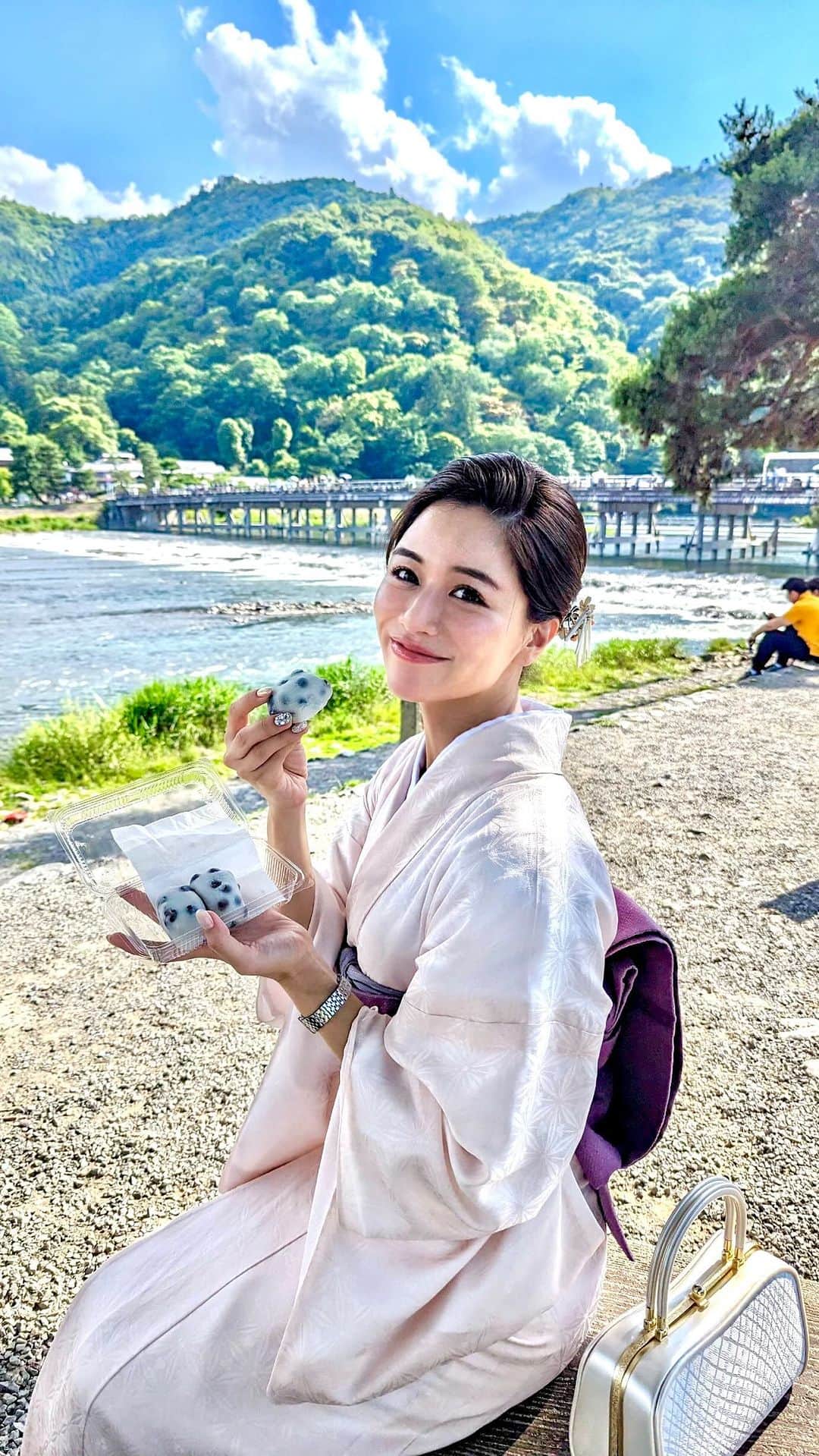 のインスタグラム：「週末は京都に🍁 大人気の出町ふたばの豆大福🩷 @hello_takumi が京都詳しくて助かりまくった今回の旅。 早速嵐山の渡月橋をみながら🌉 本当に美味しくてここの大好きなんだよね🤭❤️ . お着物もたくちゃんの紹介で @shosa_kyoto_official でお借りしました✨本当に今までのレンタル着物とは質が全然違くてワンランク上の上質な大人の京都らしいお着物を着られてヘアセットまで。とっても素敵だったのでまた紹介します❣️ . #京都 #kyoto #京都グルメ #出町ふたば #豆大福 #京都スイーツ #嵐山 #レンタル着物 #着物 #kimono #japanese #japanesegirl #arashiyama #渡月橋」