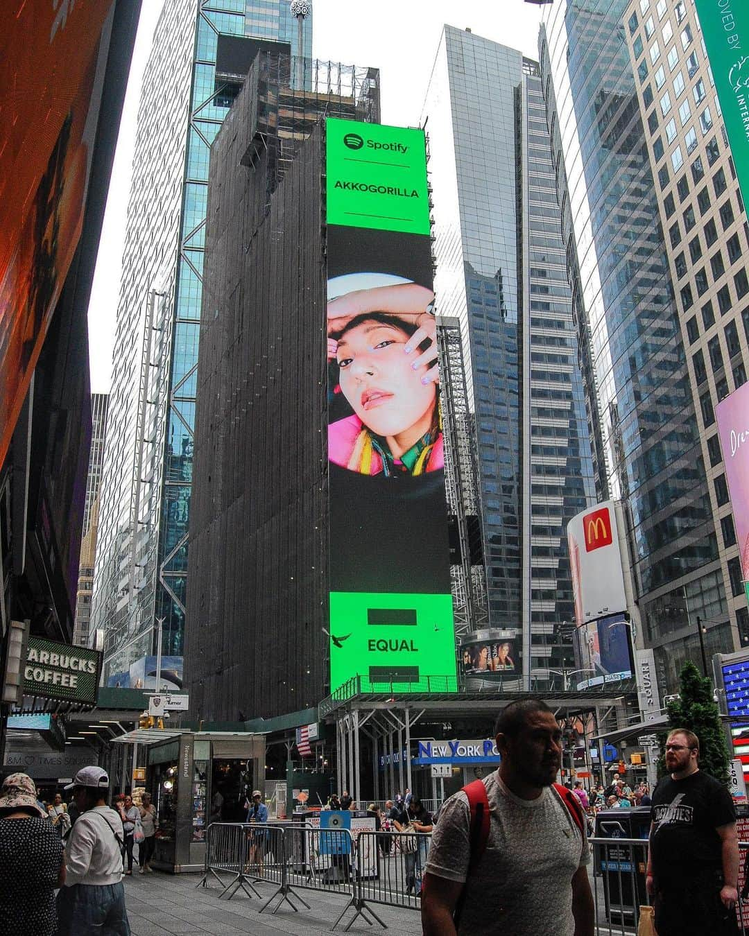 あっこさんのインスタグラム写真 - (あっこInstagram)「AKKOGORILLA in NY Times Square 🗽✨✨  @spotifyjp @spotify  #SpotifyEQUAL🌎 #equaljapan   "In June, I became ambassador for ""Spotify EQUAL,"" which focuses on women who are active all over the world and aims to realize a gender equality society through ""sound""👑✨"」6月17日 18時56分 - akkogorilla