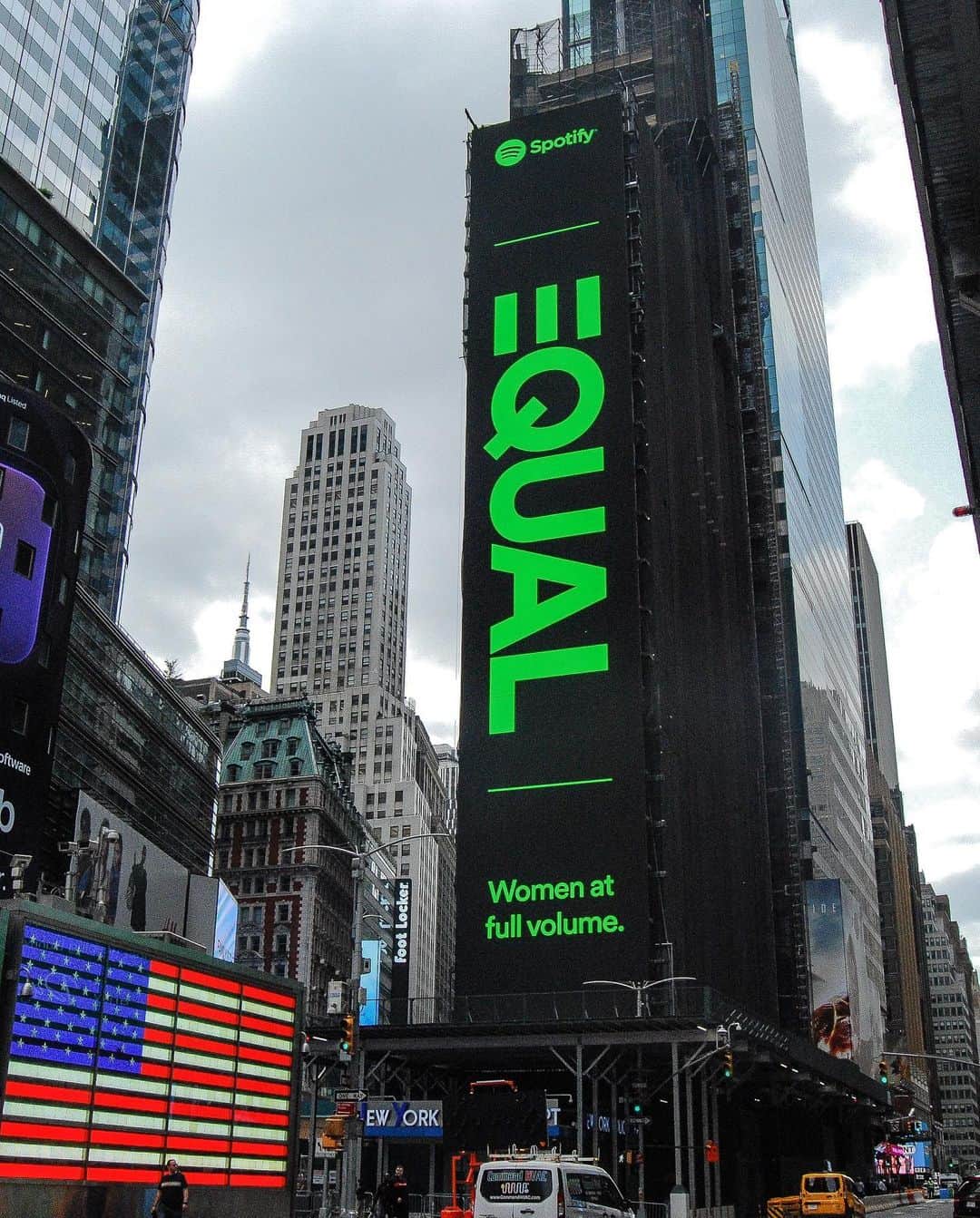 あっこさんのインスタグラム写真 - (あっこInstagram)「AKKOGORILLA in NY Times Square 🗽✨✨  @spotifyjp @spotify  #SpotifyEQUAL🌎 #equaljapan   "In June, I became ambassador for ""Spotify EQUAL,"" which focuses on women who are active all over the world and aims to realize a gender equality society through ""sound""👑✨"」6月17日 18時56分 - akkogorilla