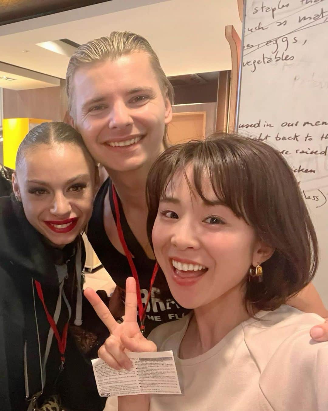 阿部真澄さんのインスタグラム写真 - (阿部真澄Instagram)「.  「バーン・ザ・フロア」 @btf_japan   ダンスショーは初めて行ったのですが、 これがダンスエンターテイメント！世界のトップダンサー達なんだ！ とそんな素人の私でもわかるくらいとにかく圧巻のパフォーマンスで素晴らしいショーでした！  カーテンコールではみんな総立ちで一緒に踊り出しちゃう会場の一体感や盛り上がりもすごくて、ここはブロードウェイなの？と錯覚しちゃうくらい👏(1回しか行ったことないけど笑) エキサイティングシートの名の通りエキサイティングしっぱなしであっという間の2時間でした！  ゲストシンガーでナビゲーターの西川貴教さんがT.M.Revolution時代の「HIGH PRESSURE」「HOTLIMIT」を歌ってくれたのももう世代的に最高すぎて..🙌 ファンの人と一緒に振りつけしながら歌って楽しかったなぁ〜  そしてそして 帰り際に寄ったお店でついさっきまで目の前で踊っていたダンサーさん御一行と遭遇しちゃったのです！！！  拙い英語で感動した！最高だった！と思いの丈を伝え許可をいただき写真を撮っていただきました🥺❤️  と、一夜明けた今も音楽と思い出に浸りながら興奮状態です 来年もまた絶対観たい！  #バーンザフロア #burnthefloor  #ダンスショー」6月17日 18時58分 - abe_masumi