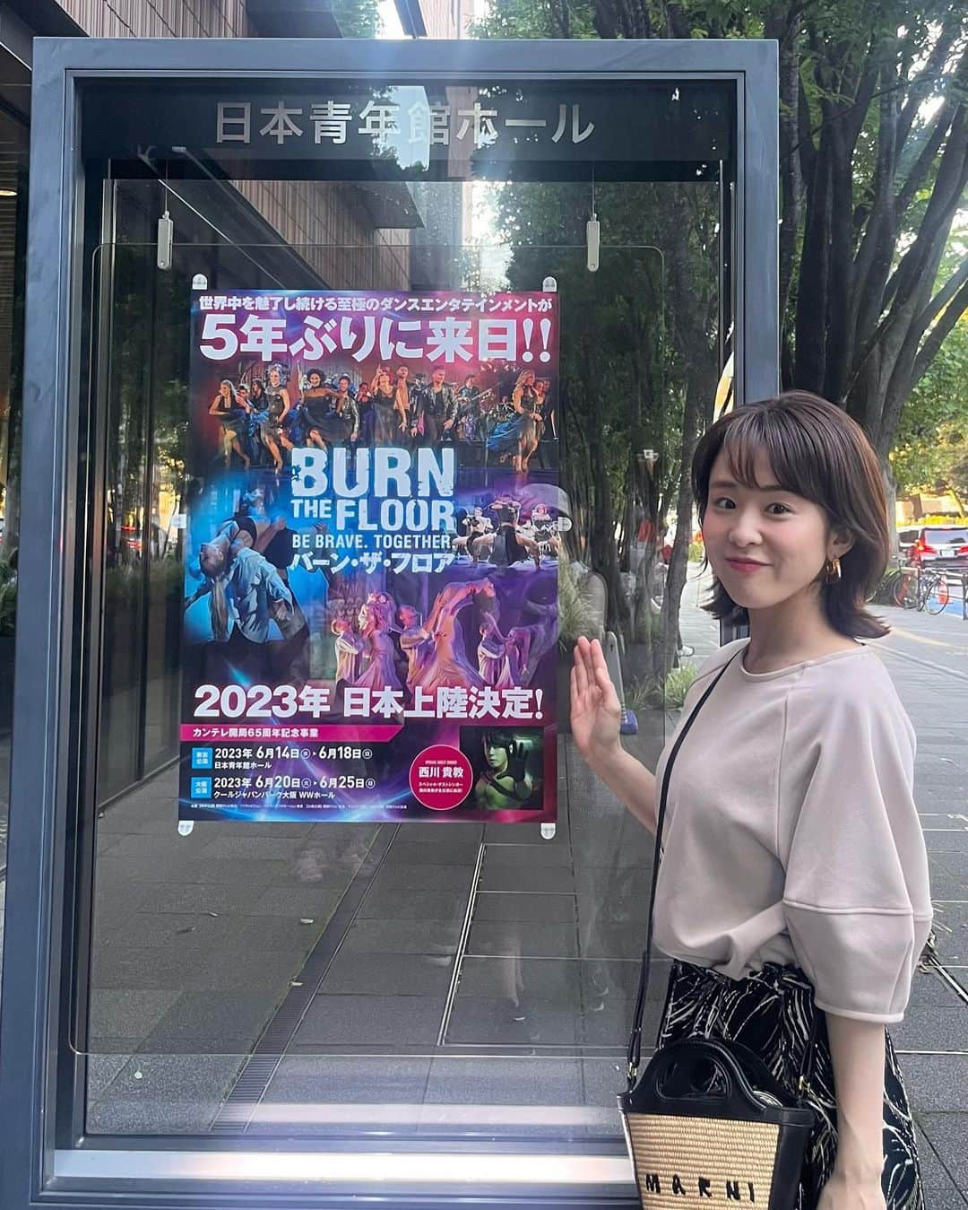 阿部真澄のインスタグラム：「.  「バーン・ザ・フロア」 @btf_japan   ダンスショーは初めて行ったのですが、 これがダンスエンターテイメント！世界のトップダンサー達なんだ！ とそんな素人の私でもわかるくらいとにかく圧巻のパフォーマンスで素晴らしいショーでした！  カーテンコールではみんな総立ちで一緒に踊り出しちゃう会場の一体感や盛り上がりもすごくて、ここはブロードウェイなの？と錯覚しちゃうくらい👏(1回しか行ったことないけど笑) エキサイティングシートの名の通りエキサイティングしっぱなしであっという間の2時間でした！  ゲストシンガーでナビゲーターの西川貴教さんがT.M.Revolution時代の「HIGH PRESSURE」「HOTLIMIT」を歌ってくれたのももう世代的に最高すぎて..🙌 ファンの人と一緒に振りつけしながら歌って楽しかったなぁ〜  そしてそして 帰り際に寄ったお店でついさっきまで目の前で踊っていたダンサーさん御一行と遭遇しちゃったのです！！！  拙い英語で感動した！最高だった！と思いの丈を伝え許可をいただき写真を撮っていただきました🥺❤️  と、一夜明けた今も音楽と思い出に浸りながら興奮状態です 来年もまた絶対観たい！  #バーンザフロア #burnthefloor  #ダンスショー」