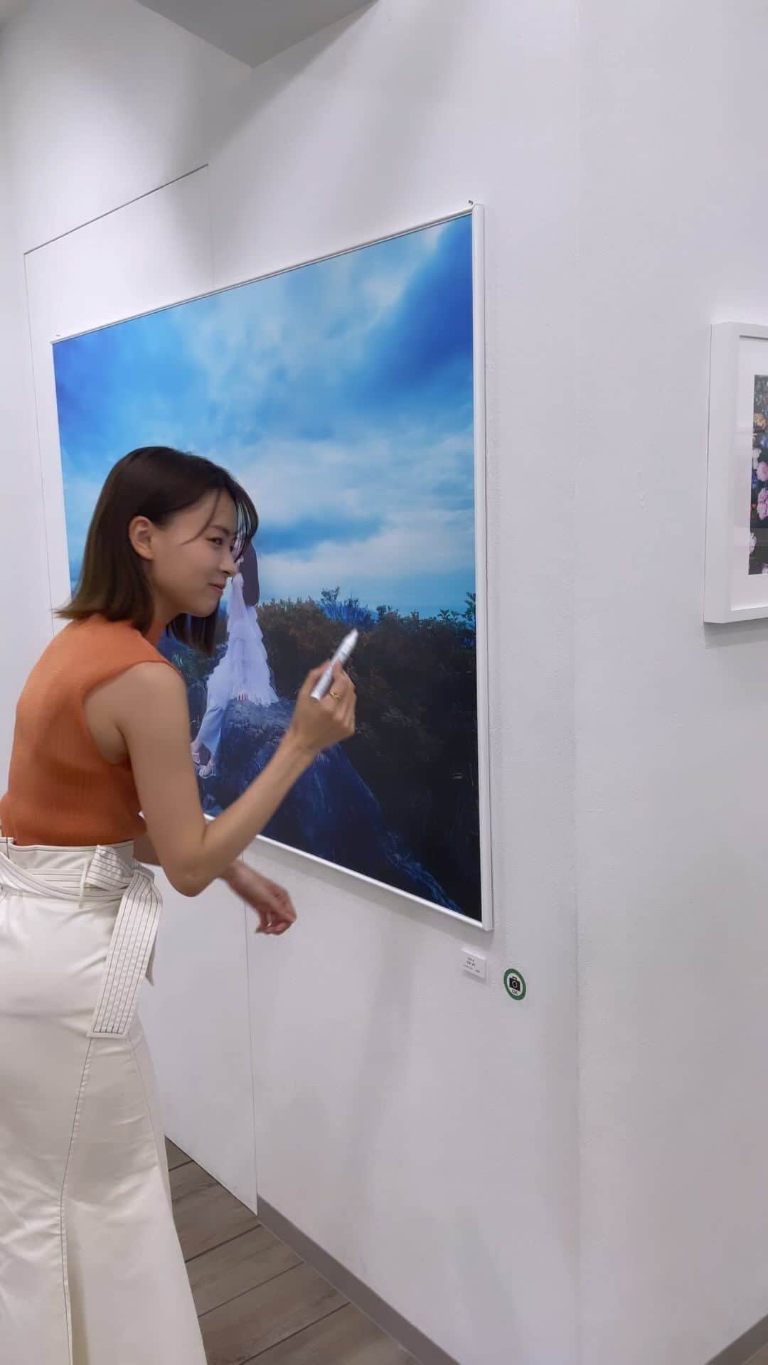 新條由芽のインスタグラム：「関根一弘さんの個展にお邪魔させていただきました！  写真展「Infinity」 での作品もいくつか展示されています。  サインも入れさせて頂きました🙏  明日までですのでお時間ある方はぜひ見に行って見てください！」