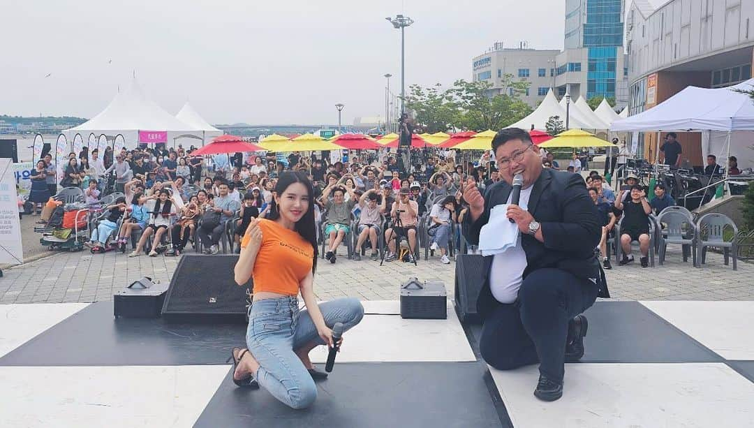 ダヘ のインスタグラム：「⠀ 오늘 인천에서 카약축제에 다녀왔어요! 정말~~~~ 울 인천 시민분들 호응 너무 좋았어요!! 기분 좋은 바람과 함께 즐거운 시간 보낼 수 있어서 좋았습니다!!❤️ ⠀ 오늘 남은 하루도  행복한 하루 보내세요🌸❤️ ⠀ #인천 #장서진아라뱃길카약축제 #축제 #공연 #미교」