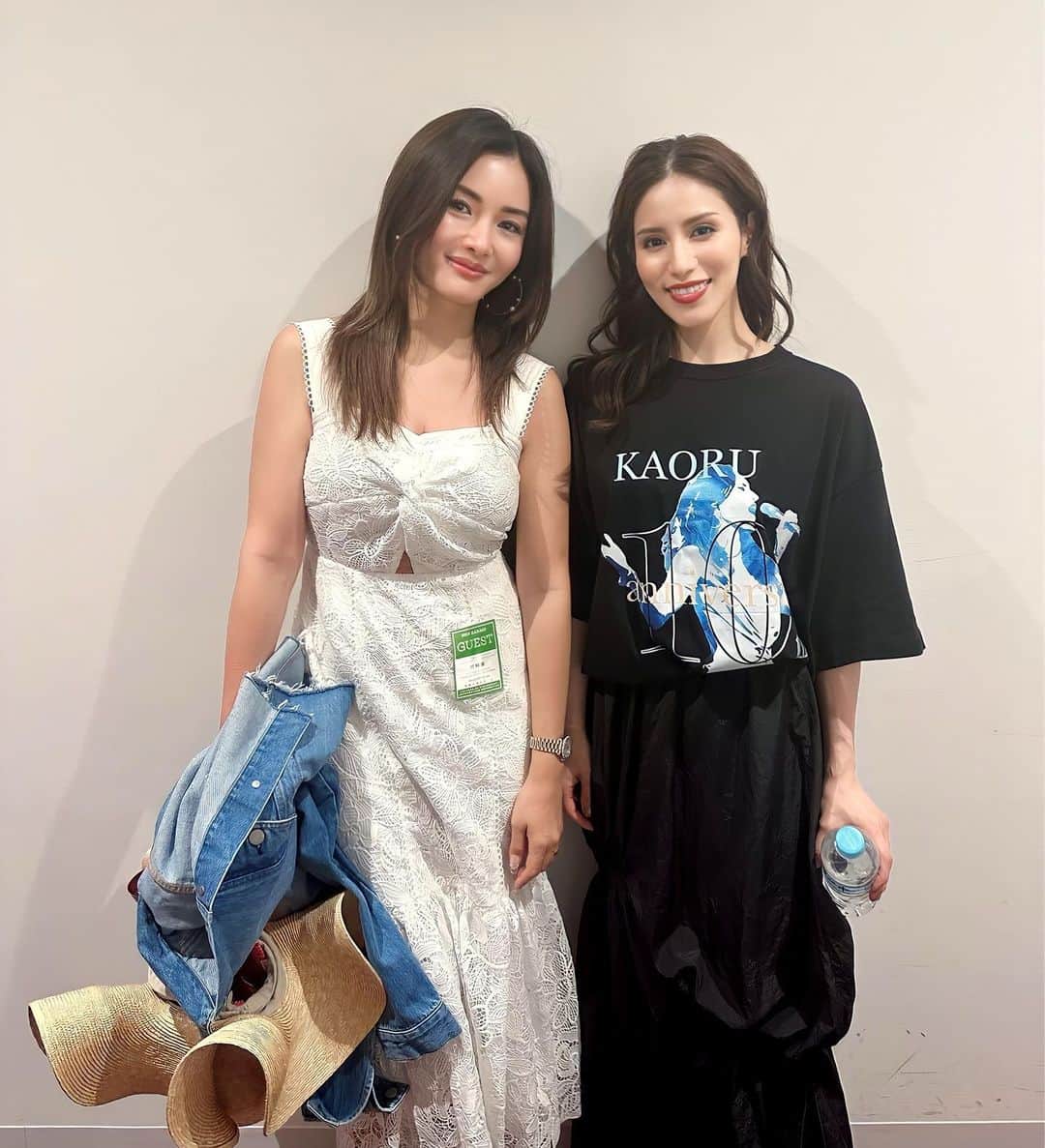 福王寺彩野のインスタグラム：「宮崎薫ちゃん @kaorumiyazaki_official のLIVEへ行ってきました❤️‍🔥 もう…本当に素晴らしかった😭✨✨ なんと私、最初から最後まで泣きっぱなしでした🤣それくらい感動したの🥹 大好きなASKAさんの娘さんであり、成城学園の後輩の薫ちゃん。昔から知ってはいたけれど、生歌をLIVEで聴くのはほぼ初めてで。（先日のDavid Foster×ASKAでは聴いてたのだけどその時はゲスト出演だったので） そのあまりの歌唱力、声量、そして表現力の凄さ。 魂が震える歌を歌える人が稀にいるけれど、薫ちゃんは間違いなくその1人。 日本にこんなに歌の上手い人いるの？というレベルでした😳🫨 これは、次回作のディズニー映画に絶対キャスティングするべき。 どなたか関係者の方もし見てたら、彼女の歌声を是非聴いてみてください🙏 CDで聞いたことはあったんだけど生歌の迫力は何倍も何倍も凄かった。あの小さな華奢な身体のどこからあんな声が出るのだろうと感動しっぱなしでした。 遺伝子も勿論、薫ちゃん自身の努力の賜物だね。 このまま突き抜けて、日本のセリーヌディオンになってね🥹❤️‍🔥 #宮崎薫 #kaorumiyazaki #10thanniversary #stringsensemblepremiumconcertin浜離宮」