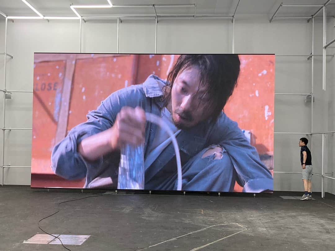 リュ・ジュニョルのインスタグラム：「See you at @artbasel . @moonandjeon」