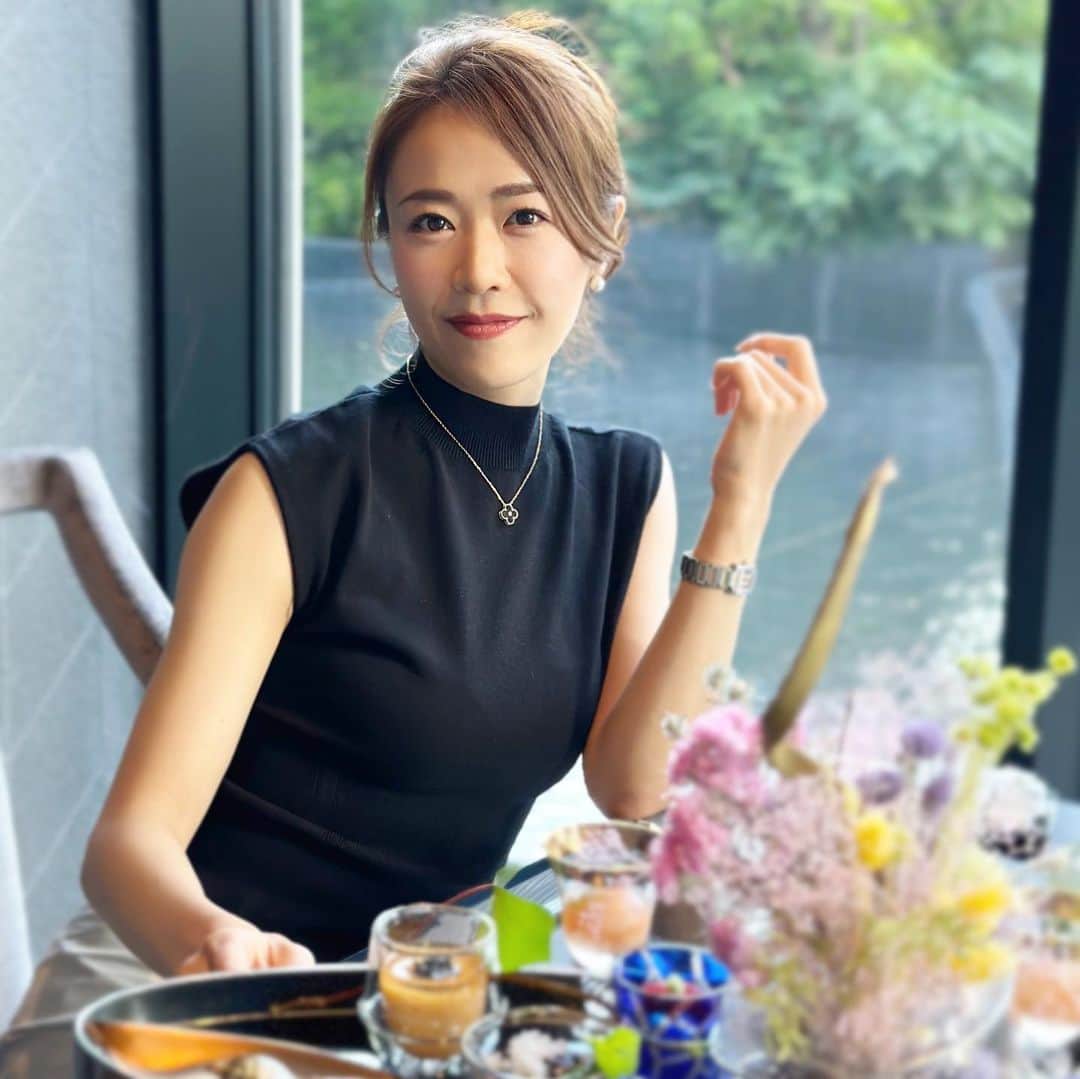 しろまっするさんのインスタグラム写真 - (しろまっするInstagram)「・ living in the moment 🩵🤍🩶  音楽付けてみた🎧 あった方がいい？？🤗  #balanceiskey #balancedlifestyle #postworkoutmeal  #しろまっする」6月17日 19時02分 - shiroancoco