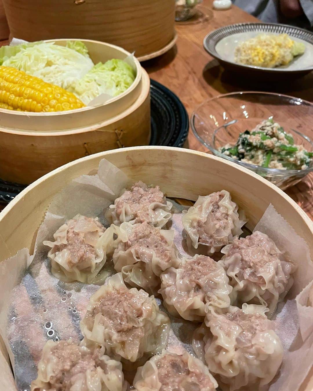 黄川田としえさんのインスタグラム写真 - (黄川田としえInstagram)「やっぱりシュウマイは最高に美味しい。 ちょっと不恰好だけど、小籠包かなと思うくらい肉汁ジューシー！ 餃子より手間なく簡単かなと思います。  せいろで蒸さなくても、フライパンやホットプレートにオーブンシートか千切りキャベツを敷いて、その上にシュウマイ乗せて蒸し焼きにすればできますよ！電子レンジでもできますね！  今回は新玉ねぎをたっぷり刻んで片栗粉をまぶして、そこに豚ひき肉、塩、胡椒、生姜のすりおろし、醤油、ごま油を入れてよく混ぜ、 シュウマイの皮に包んで蒸しました。 大きいせいろと小さいせいろで。  玉ねぎじゃなく長ねぎでもニラでもお好みで。 シンプルだけど手作りすると美味しくてお腹いっぱい沢山食べられるからぜひ！  #tottogohan  #シュウマイ#しゅうまい #蒸し料理」6月17日 19時03分 - tottokikawada