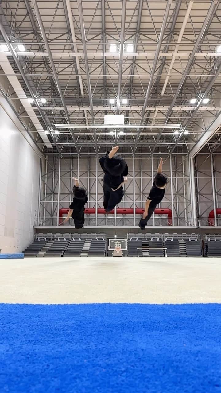 佐藤三兄弟のインスタグラム：「きりもみ🔥 #佐藤三兄弟 #一卵性 #三つ子 #アクロバット #男子新体操 #triplets #acrobat #rhythmicgymnastics」