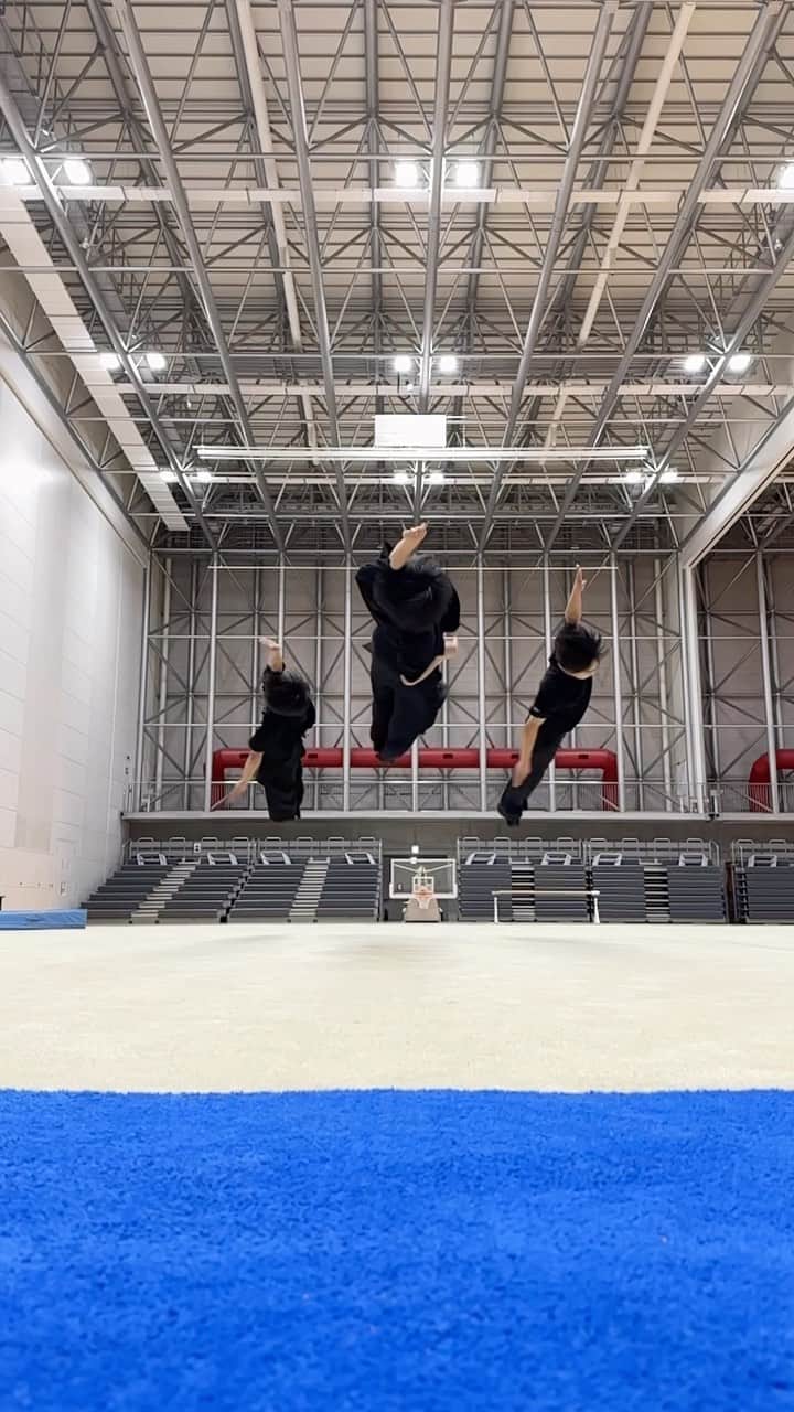 のインスタグラム：「きりもみ🔥 #佐藤三兄弟 #一卵性 #三つ子 #アクロバット #男子新体操 #triplets #acrobat #rhythmicgymnastics」